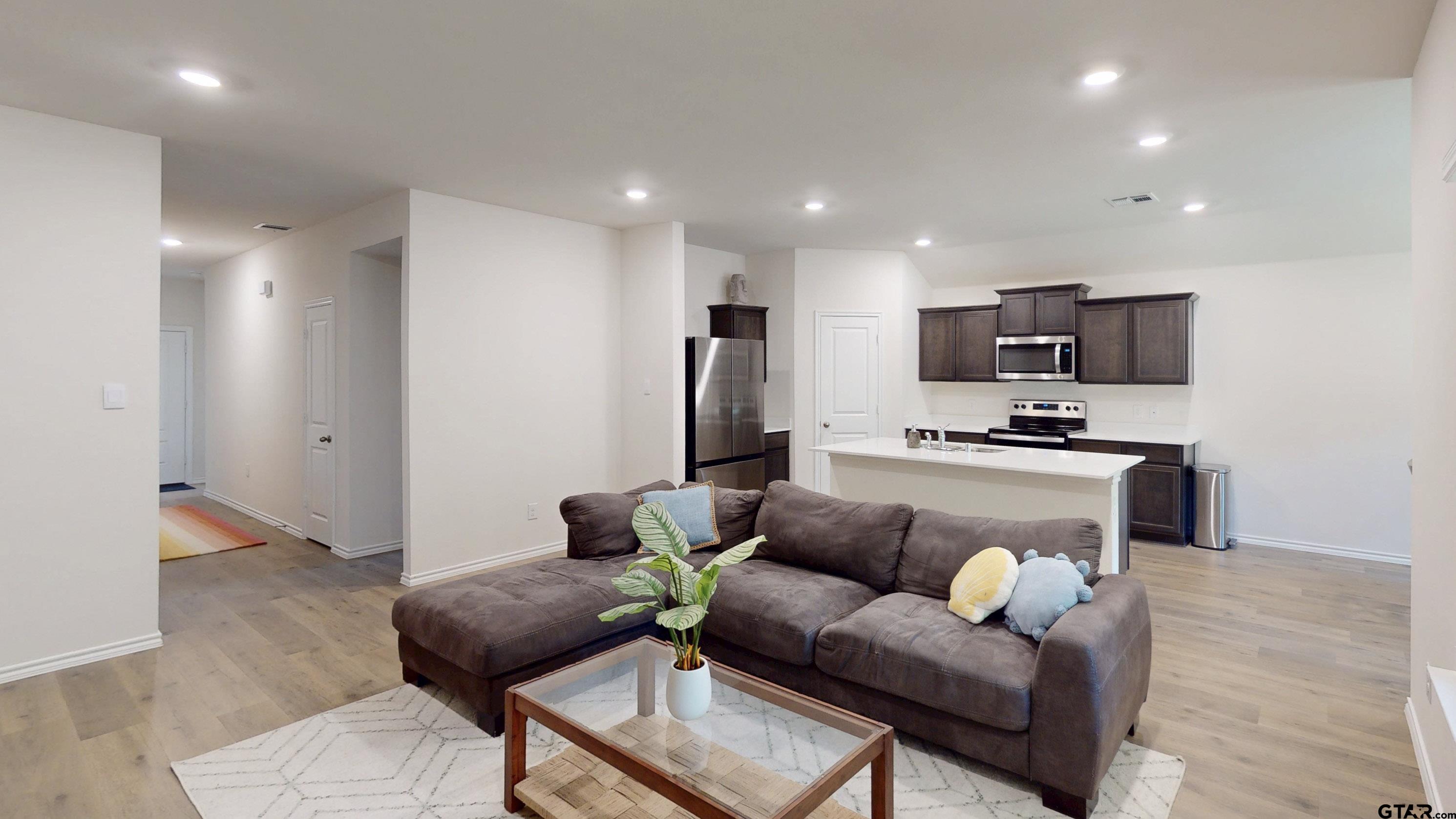 603 E River Oaks Lane