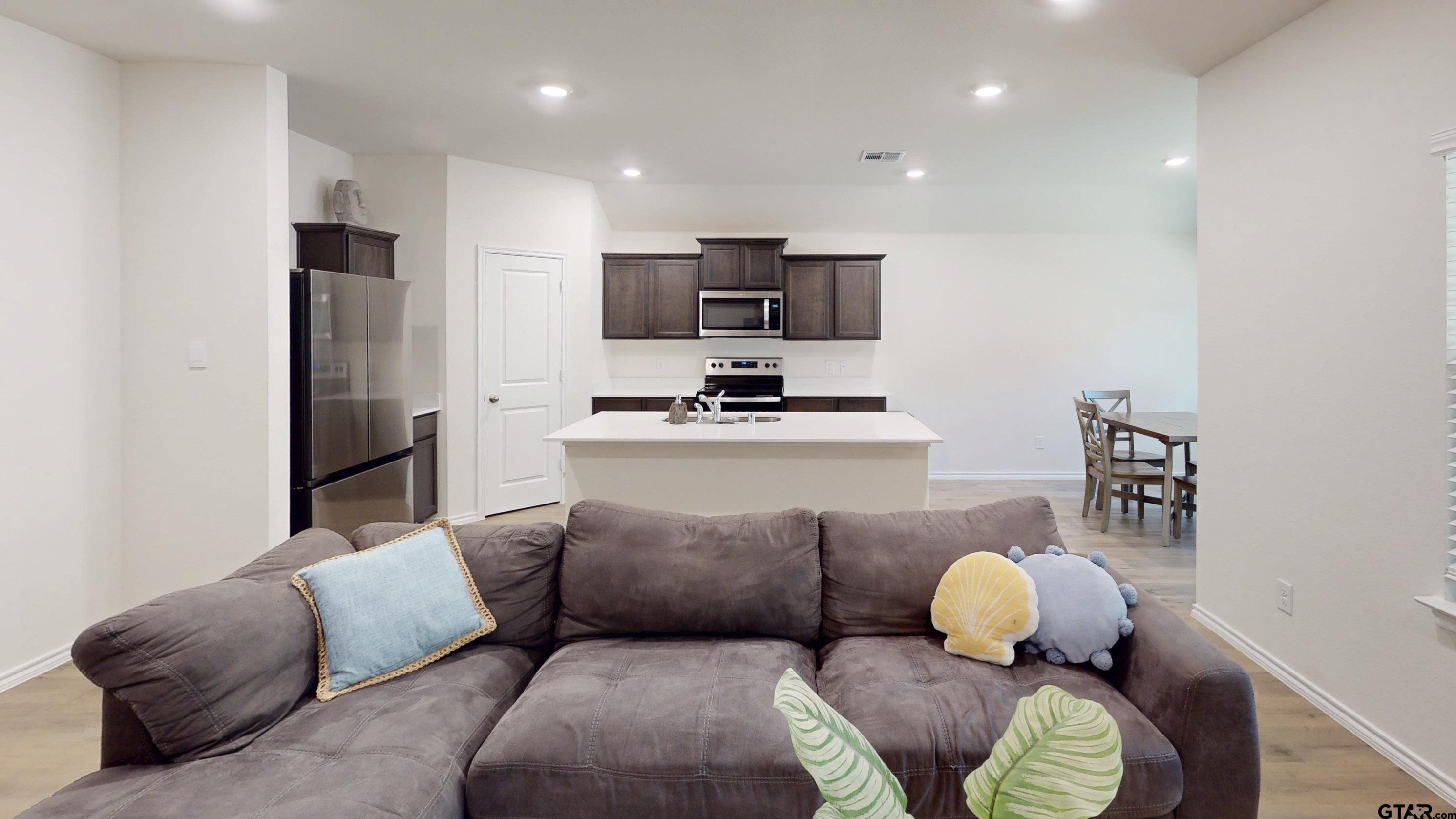 603 E River Oaks Lane