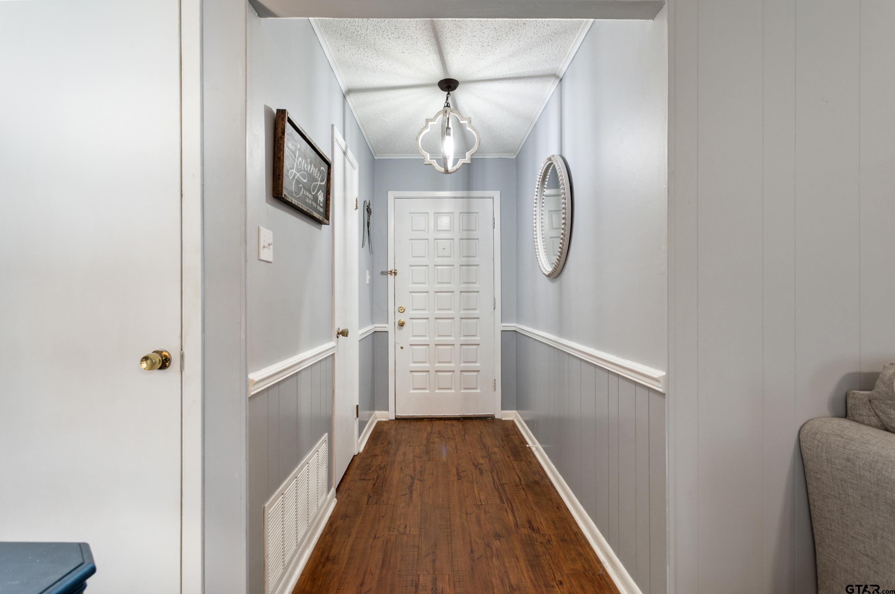 3433 Cloverdale Dr