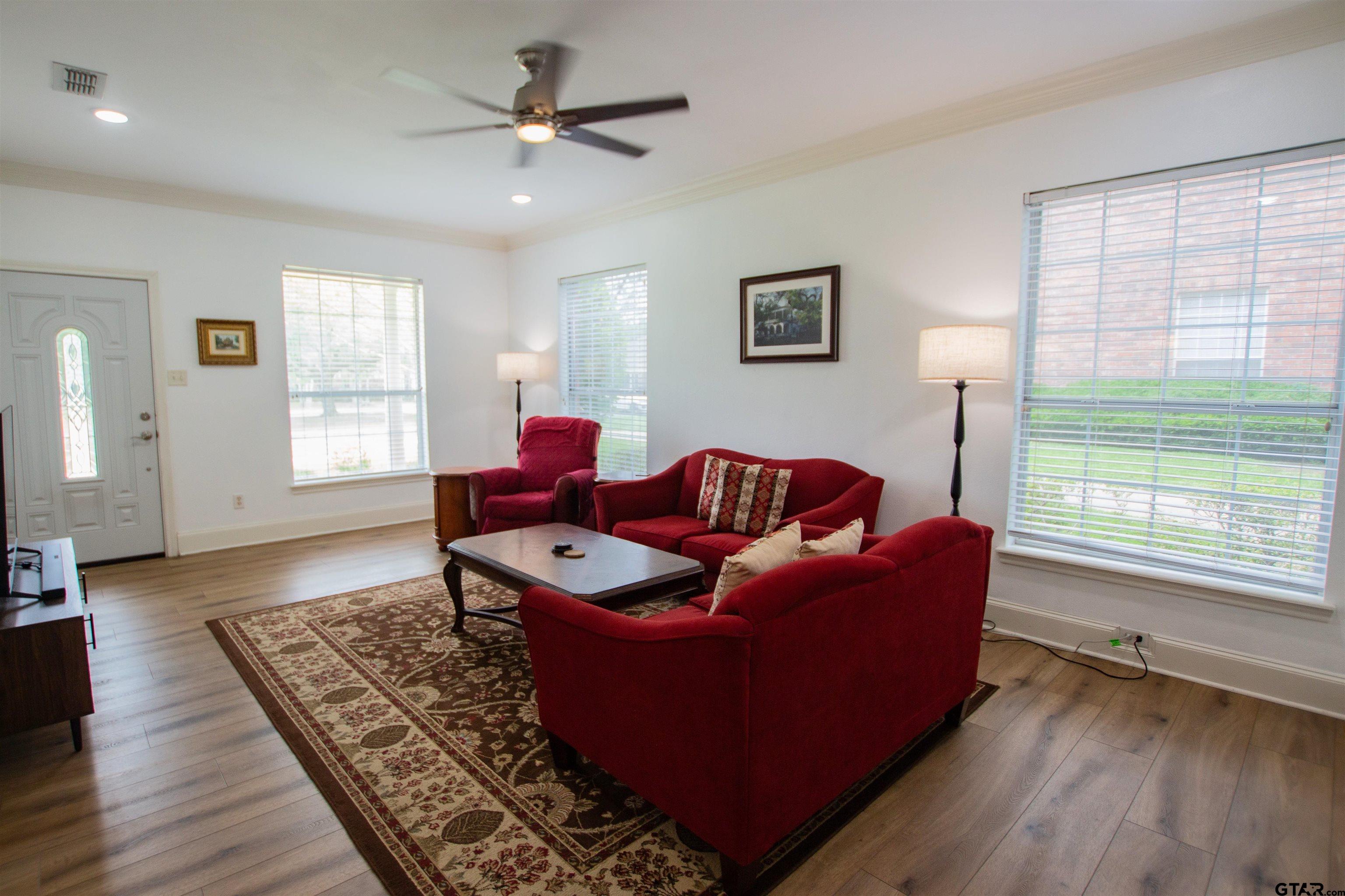1914 Hollylake Cir