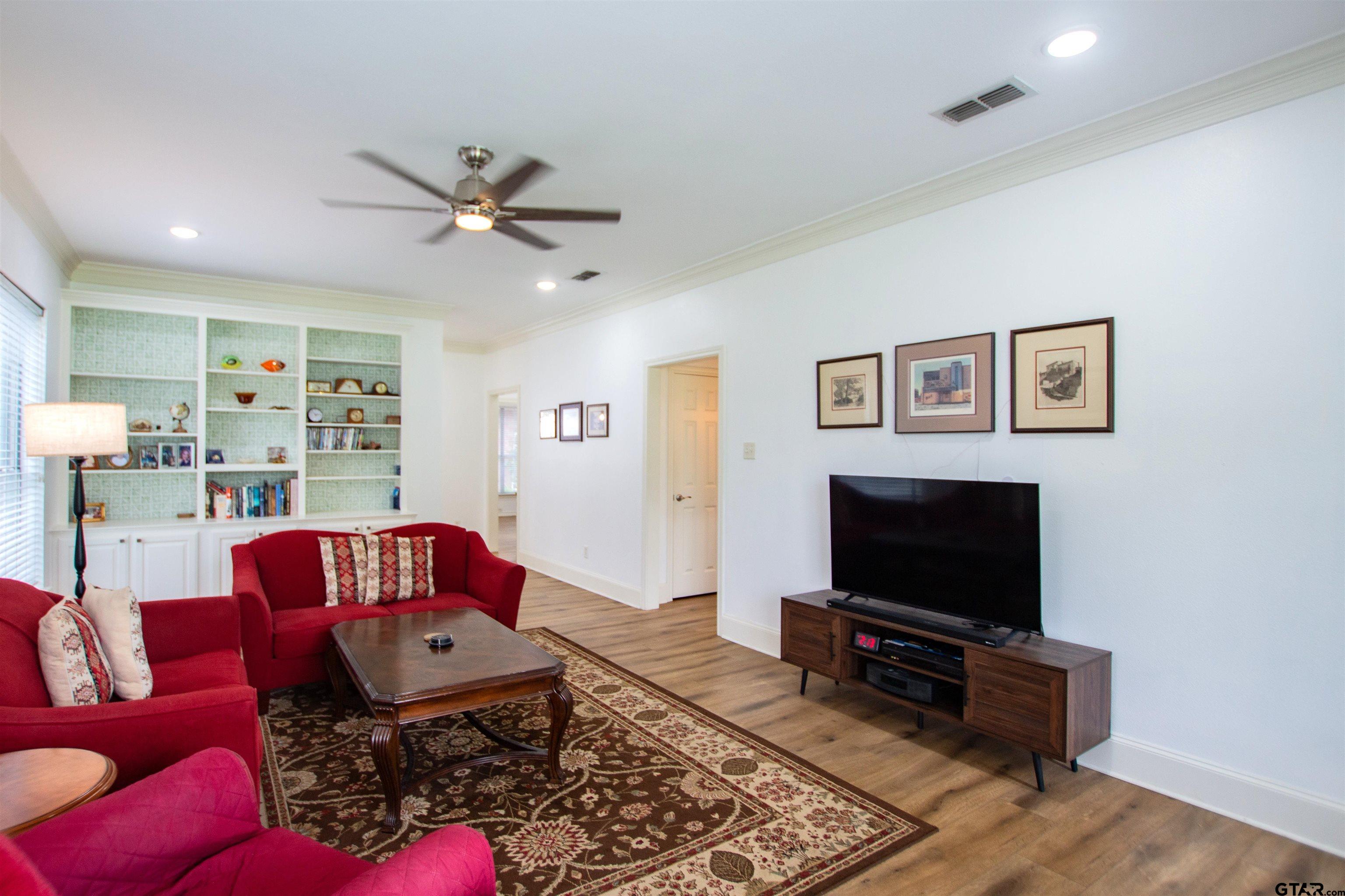 1914 Hollylake Cir