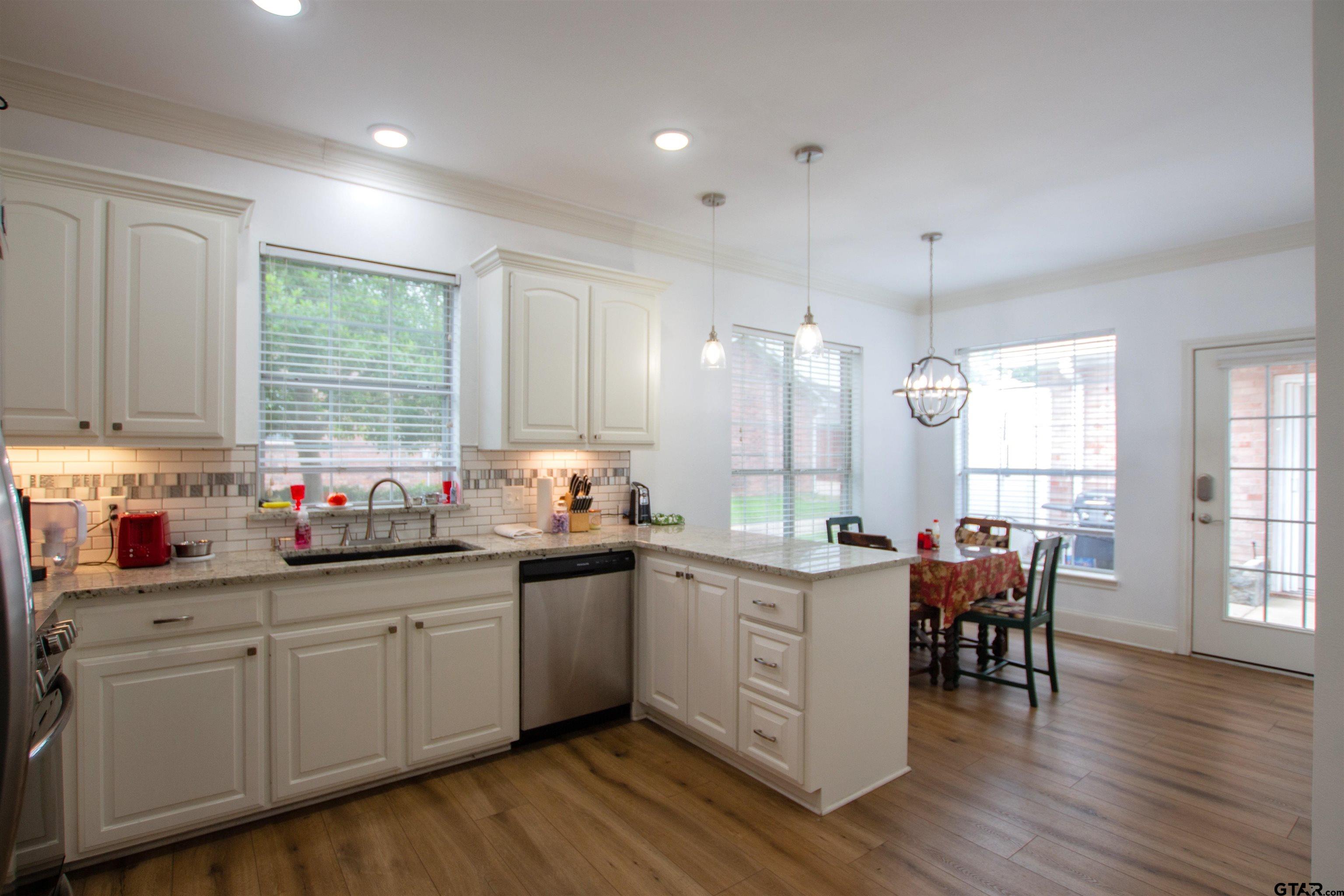 1914 Hollylake Cir