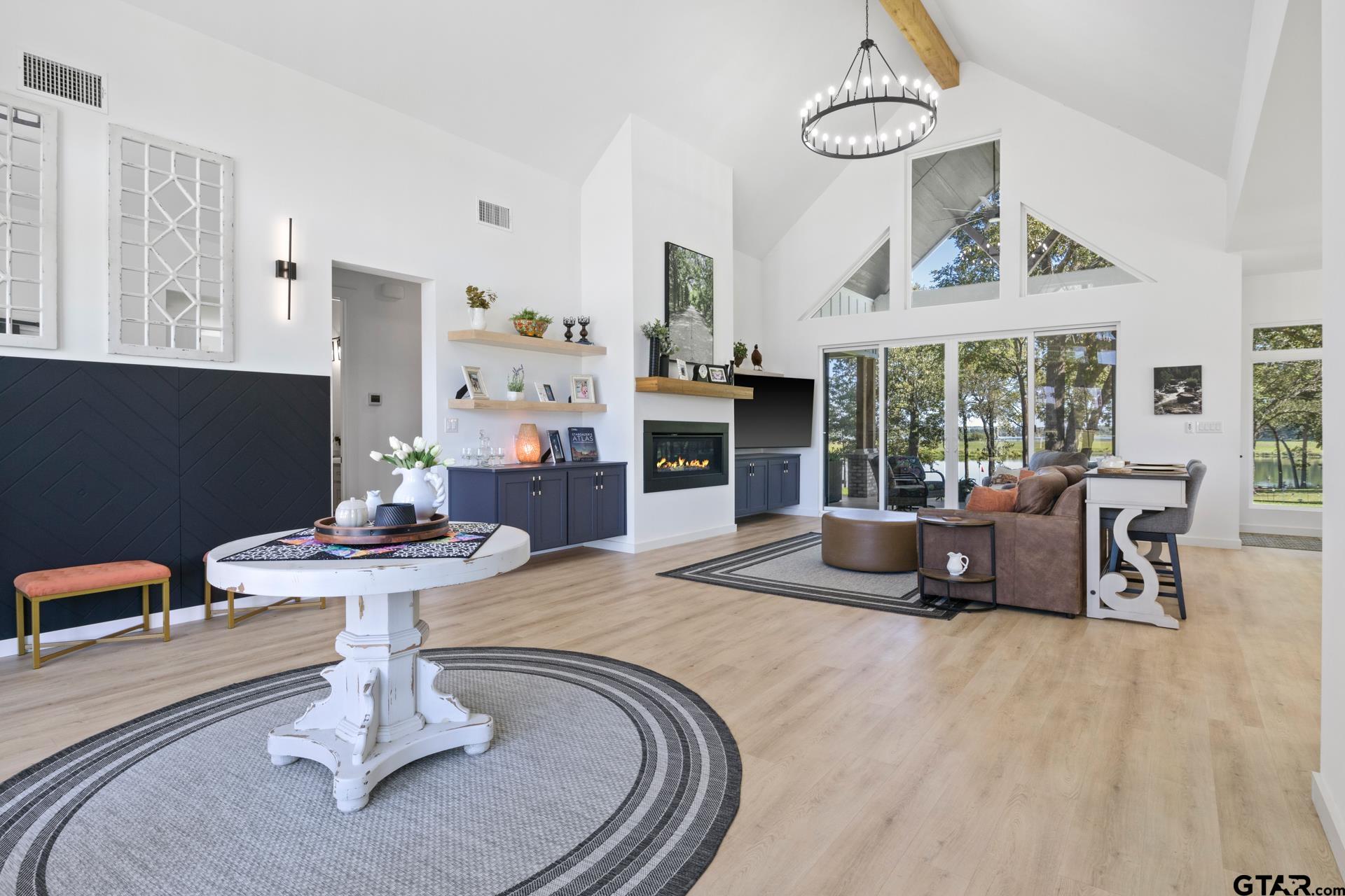453 Private Road 2712