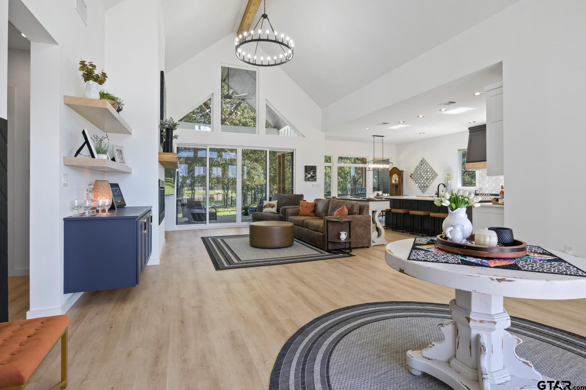 453 Private Road 2712