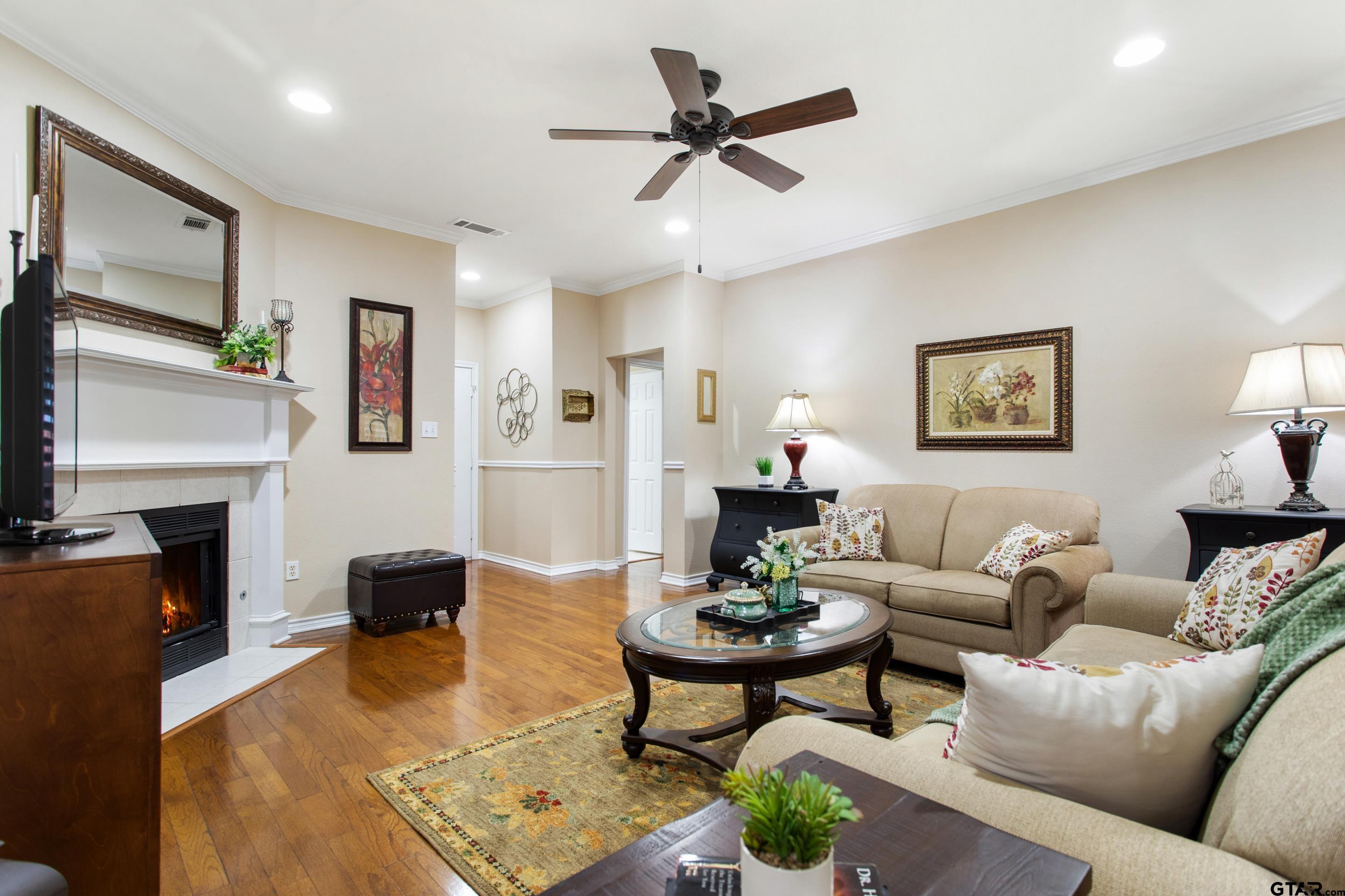 5401 Hollytree #2001