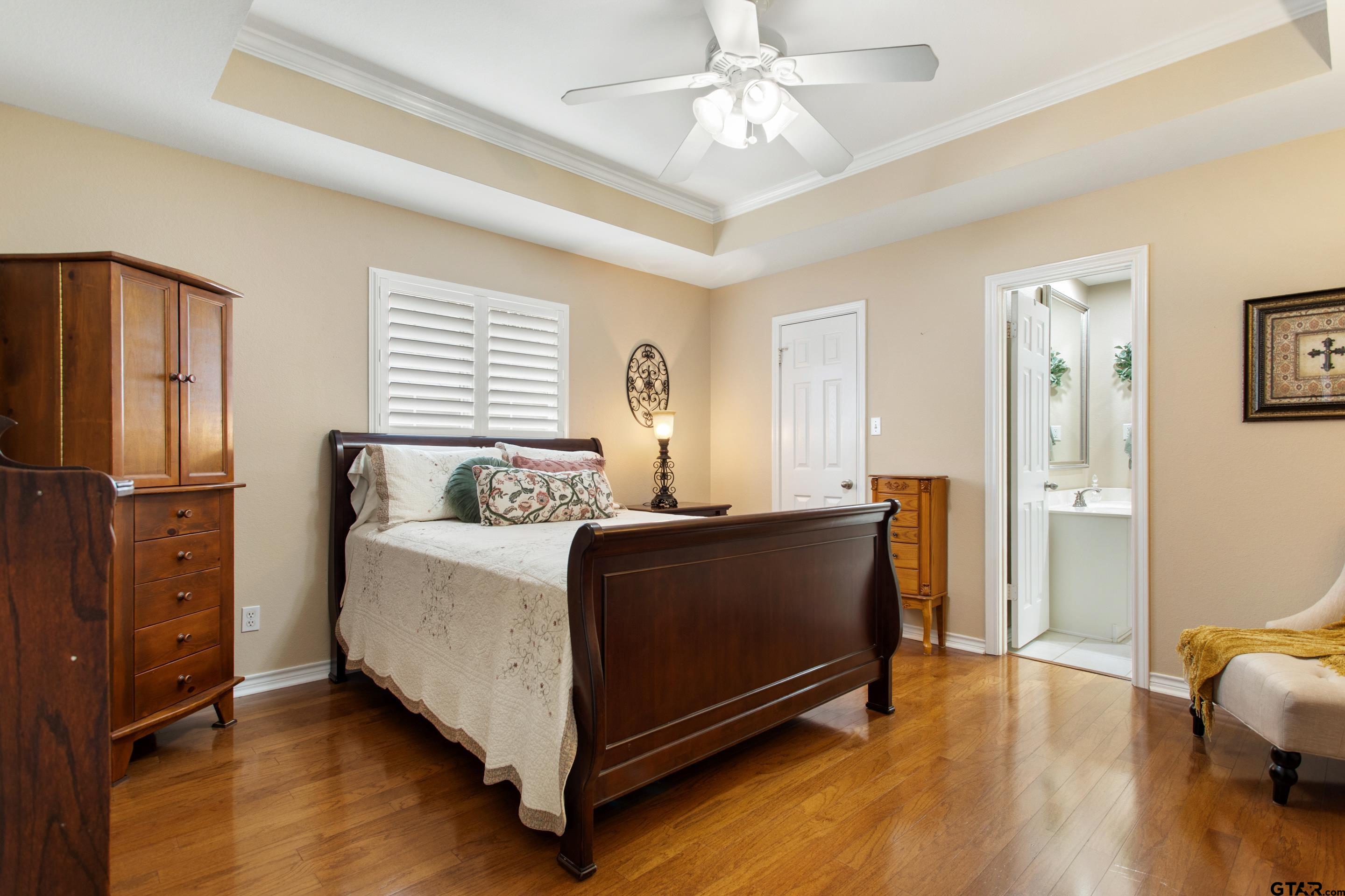5401 Hollytree #2001