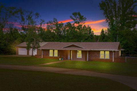 A home in Lindale