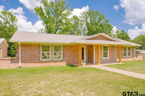 A home in Lindale