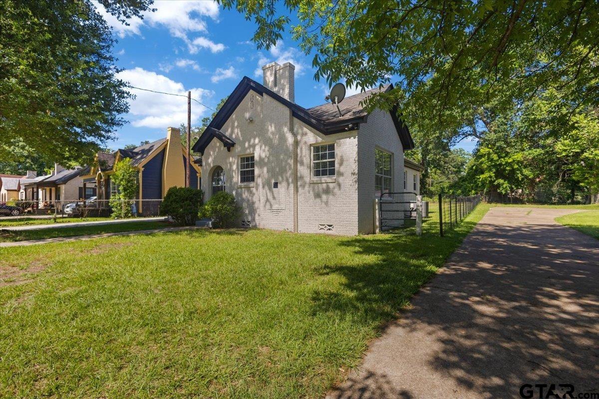 1304 N Ross
