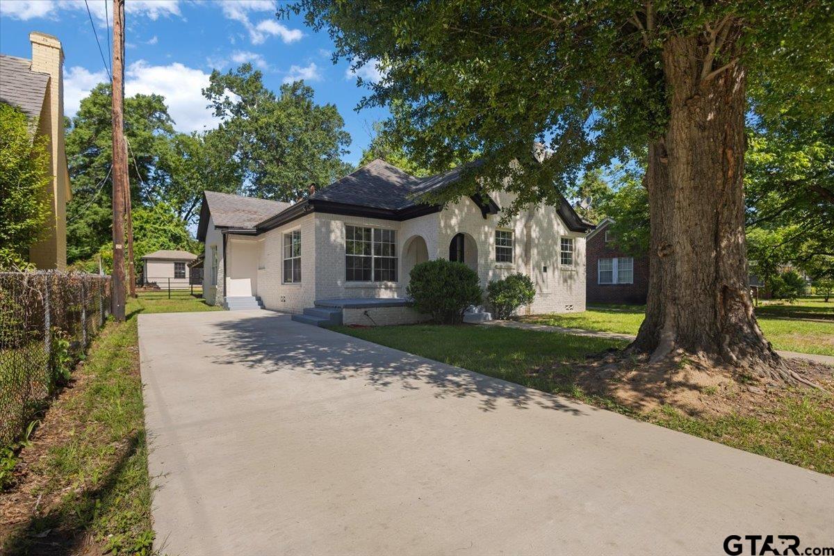 1304 N Ross