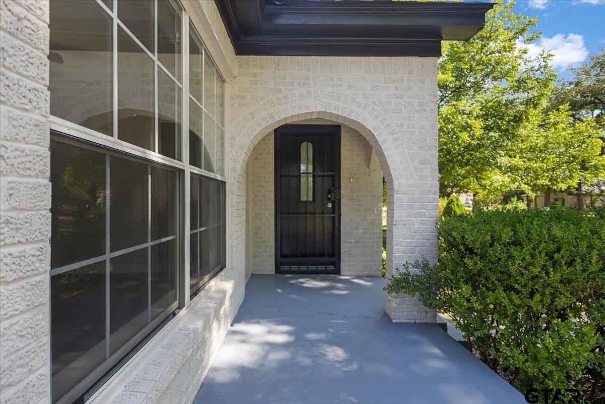 1304 N Ross