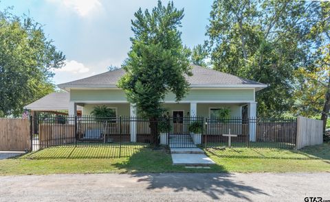 A home in Lindale