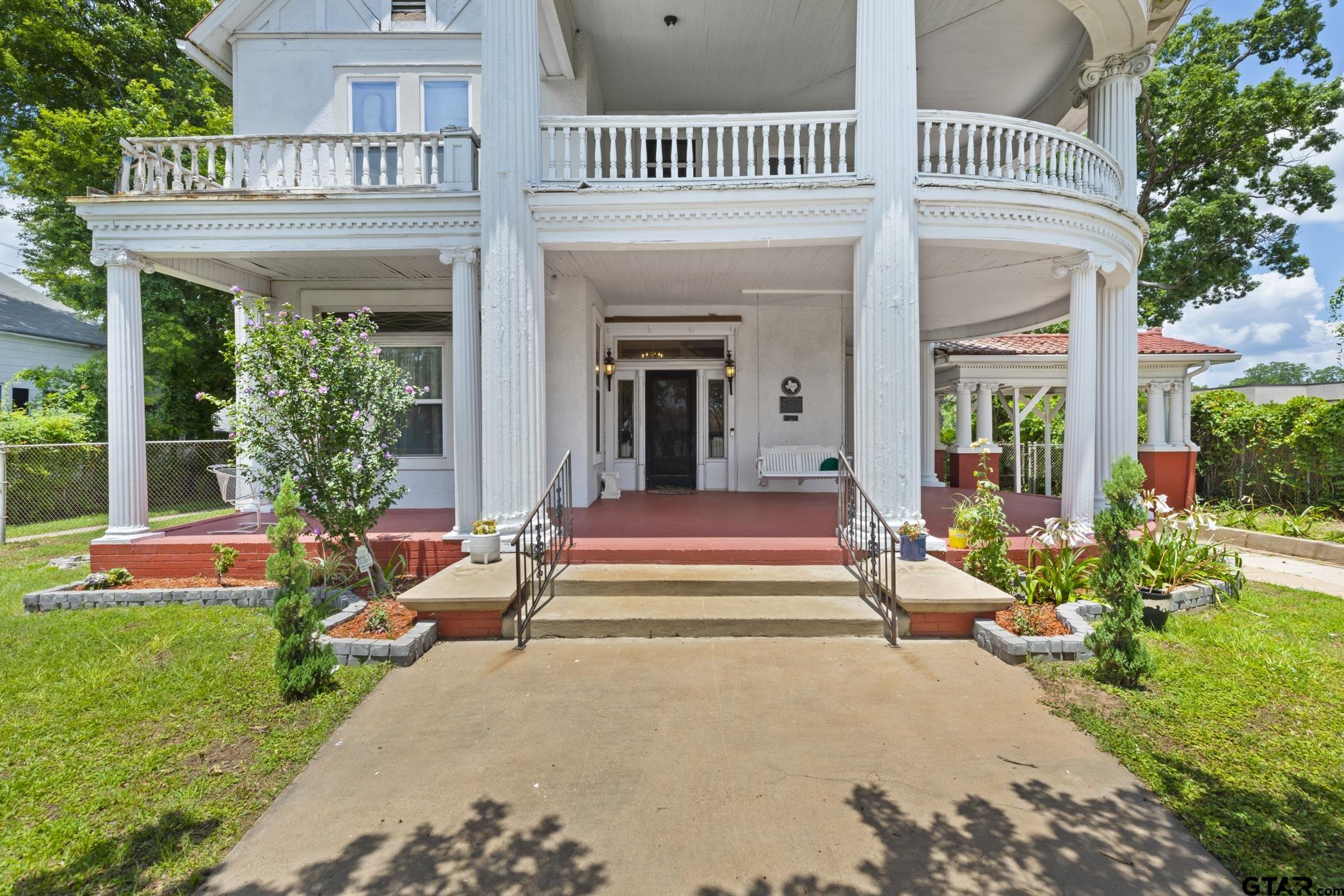 211 W Grand Avenue