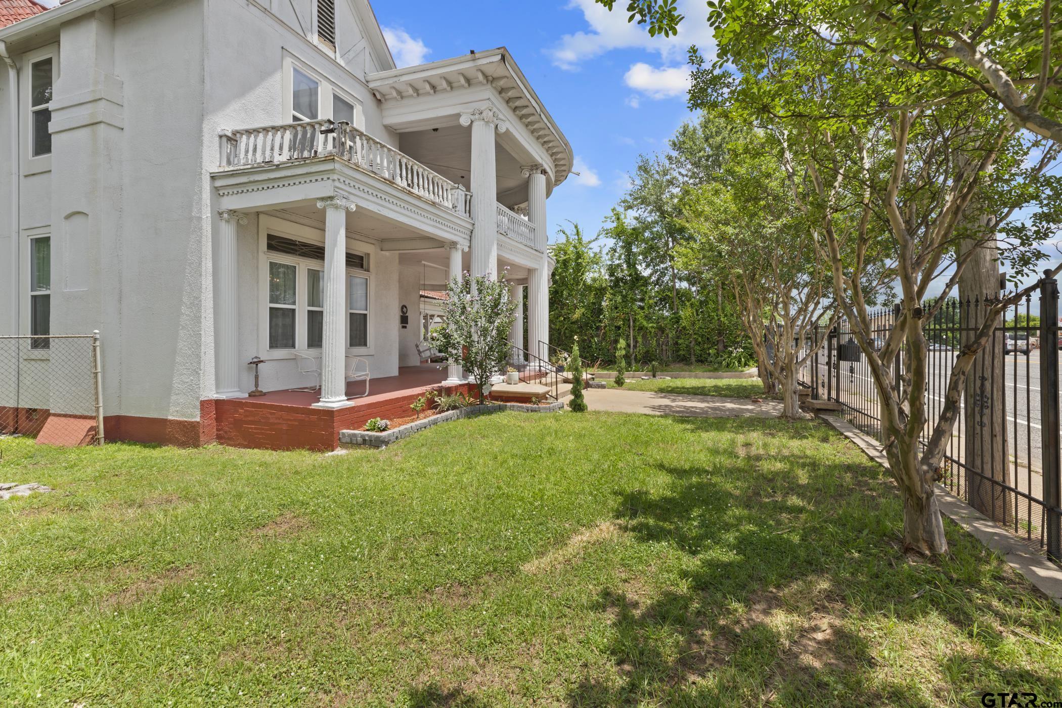 211 W Grand Avenue