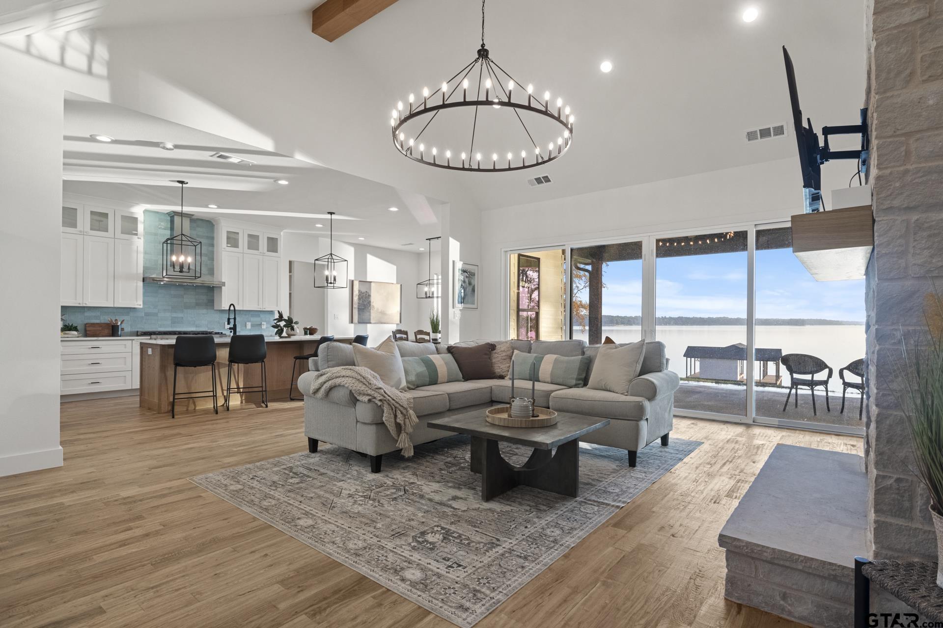 641 N Private Road 52416