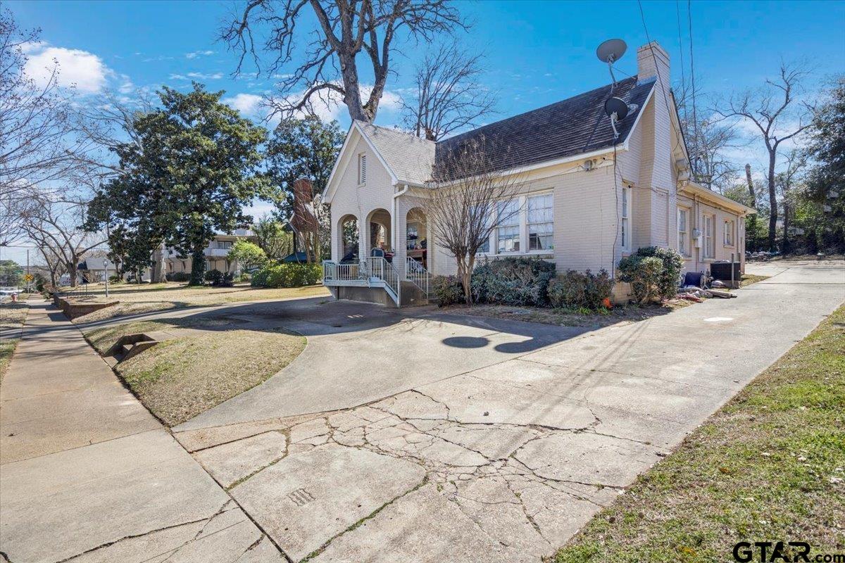 419 E Houston