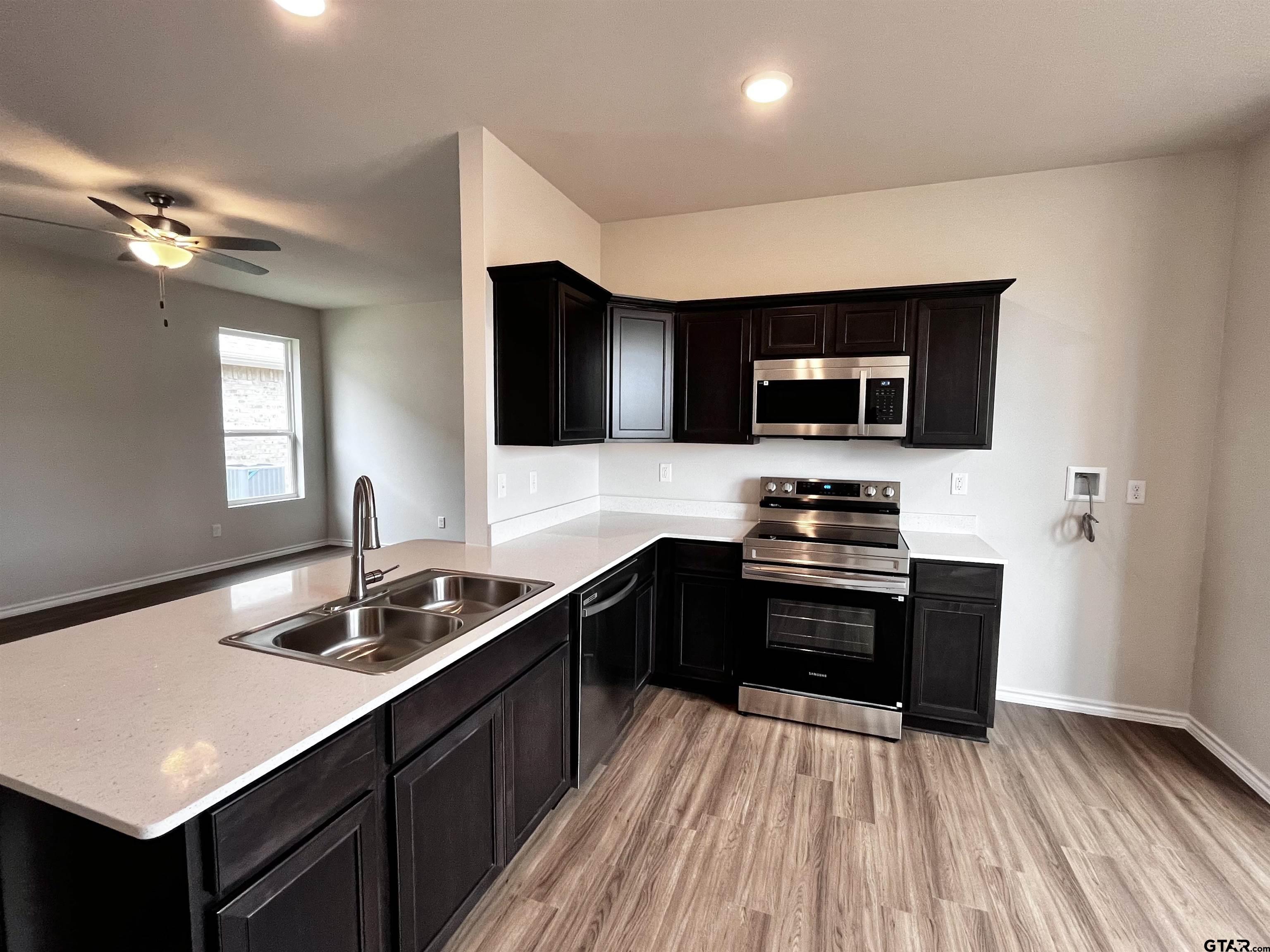 611 Park Central