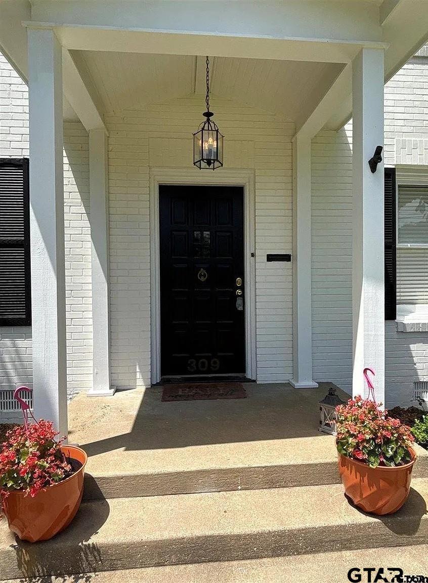 309 W Dobbs