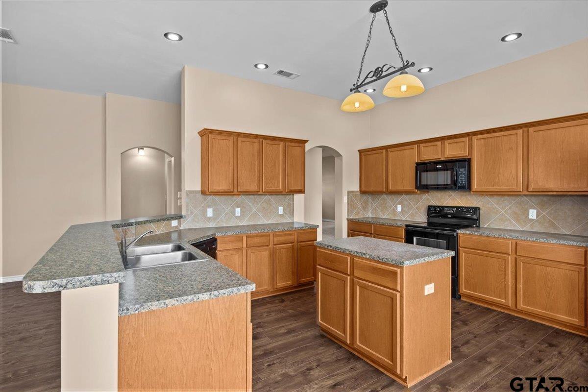 Tyler, Texas 75706, United States, 4 Bedrooms Bedrooms, ,3 BathroomsBathrooms,Residential,Active,22188