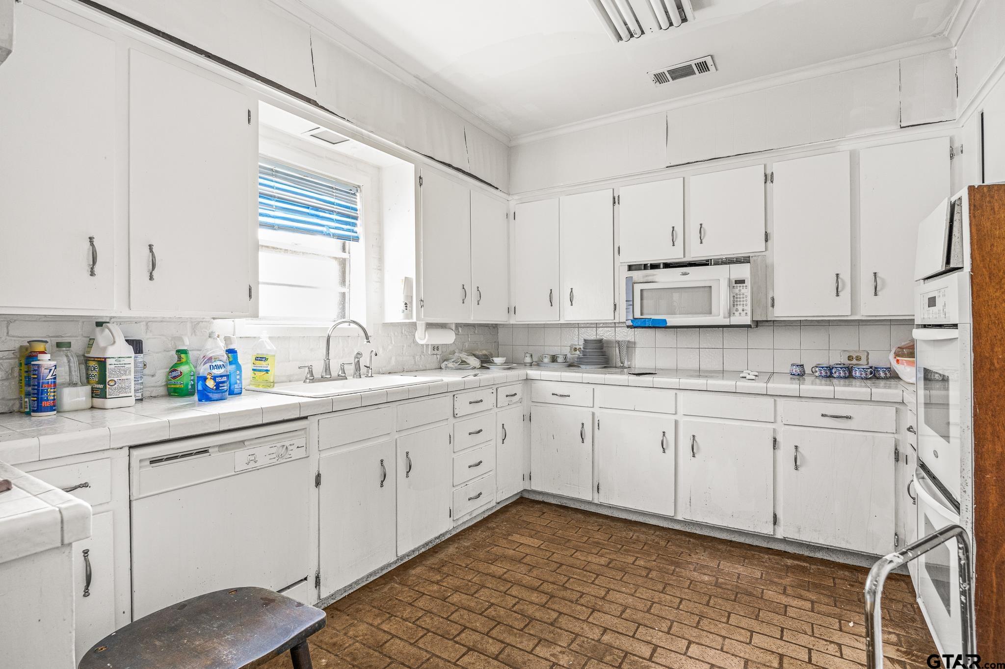 Tyler, Texas 75704, United States, 3 Bedrooms Bedrooms, ,2 BathroomsBathrooms,Residential,Pending,48042