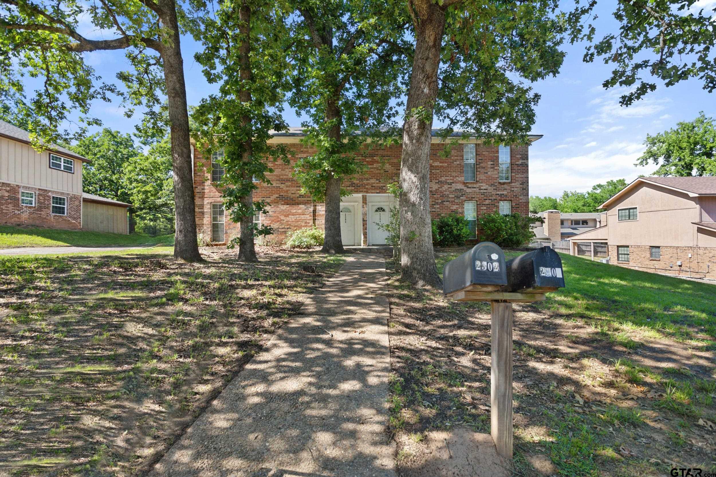 2302/2304 Aberdeen Dr