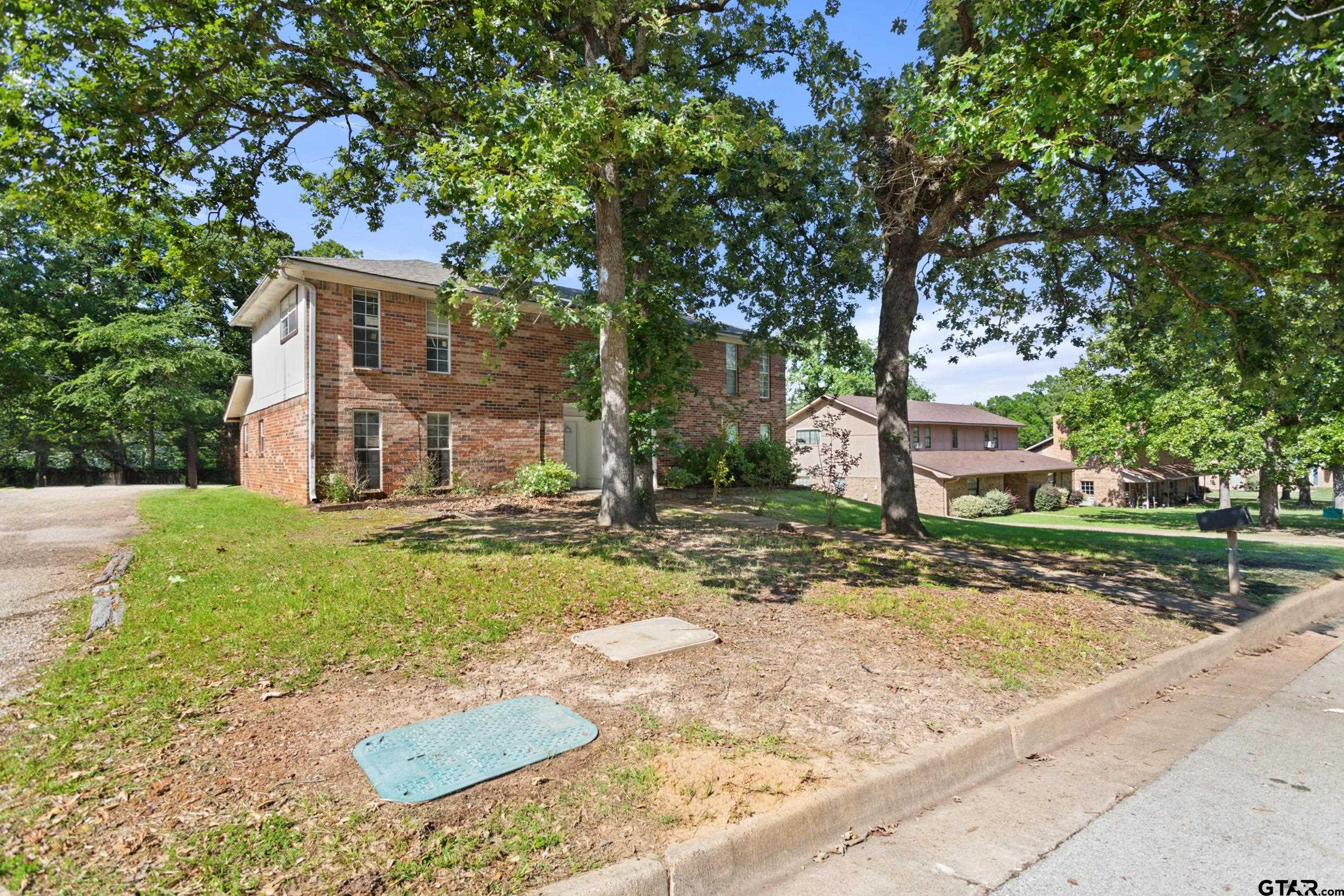 2302/2304 Aberdeen Dr