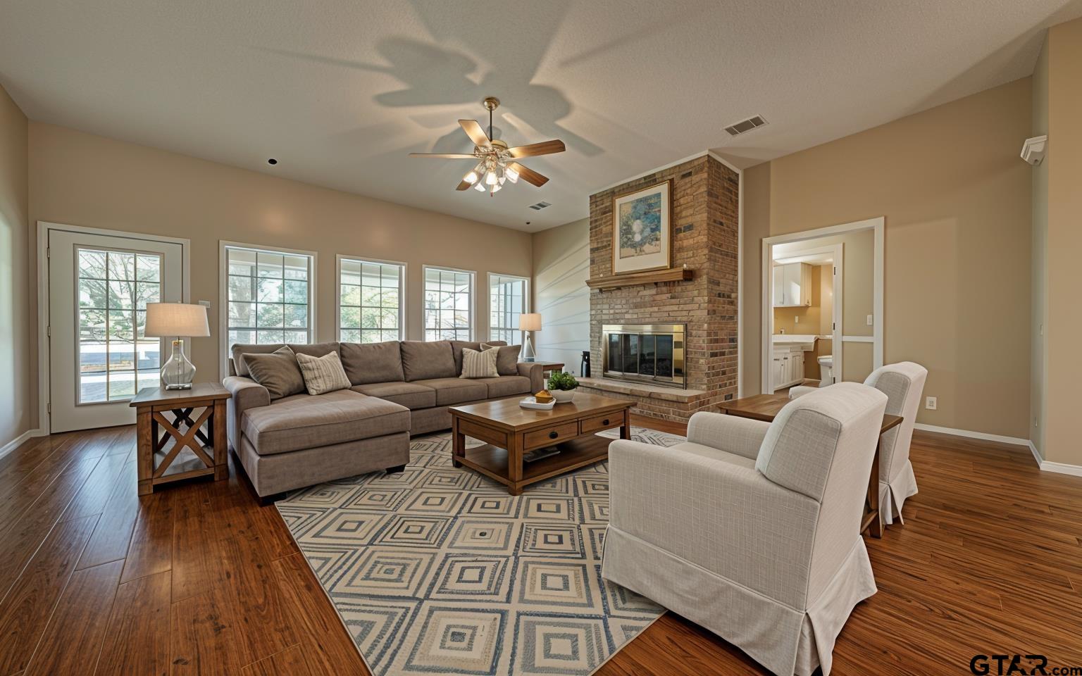 532 Woodside Dr