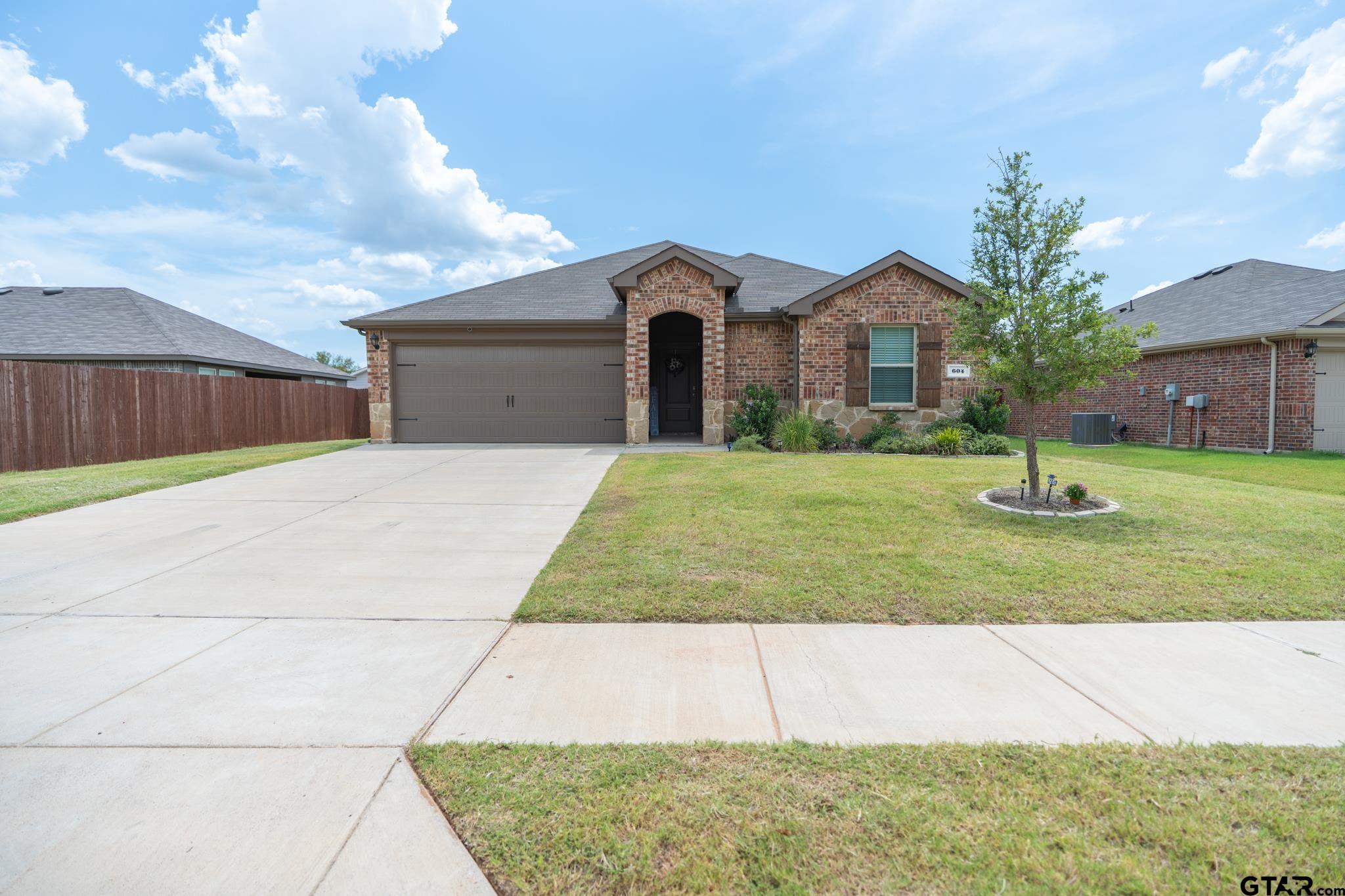 604 N Riveroaks Ln