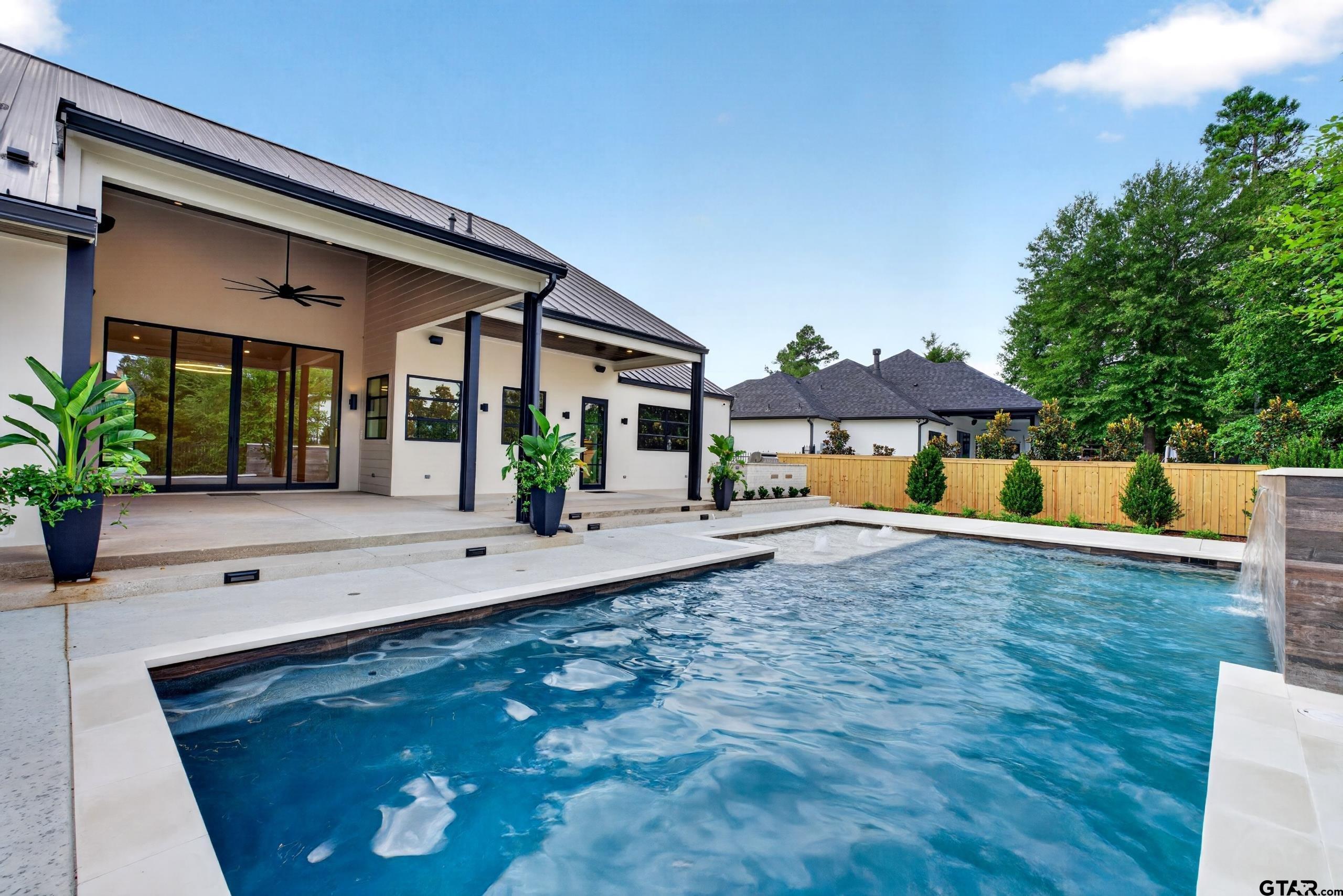 7607 Lakeside Ln