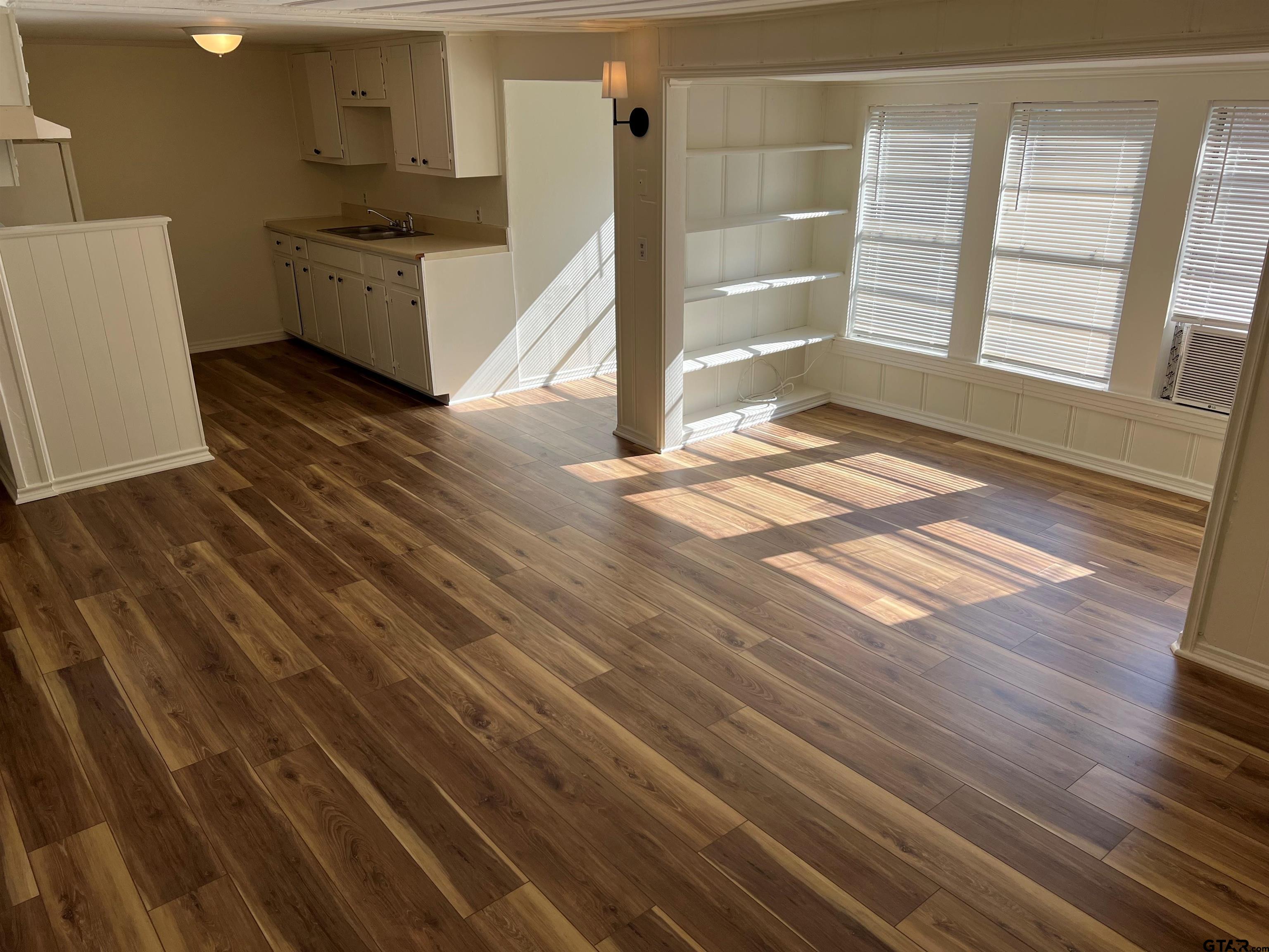 219 E Wells Street, Apt C