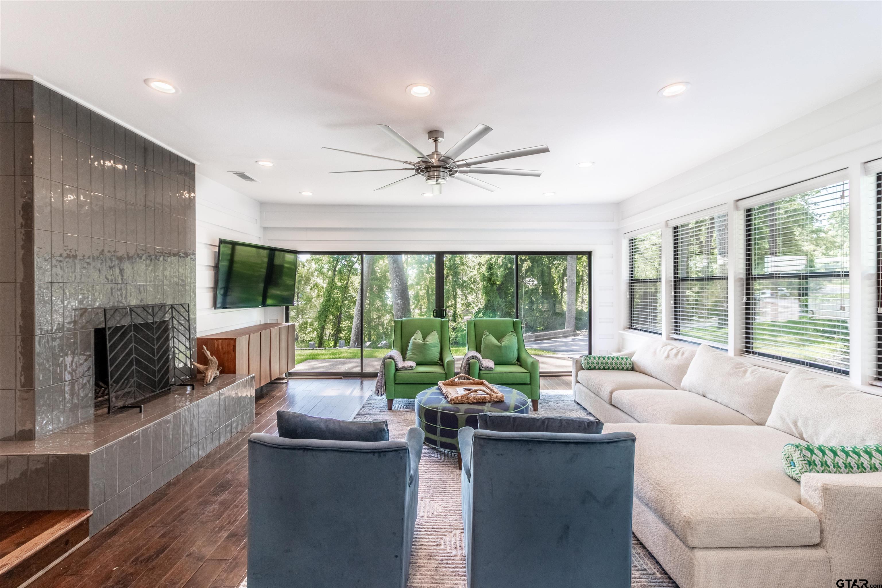 15807 N Peninsula