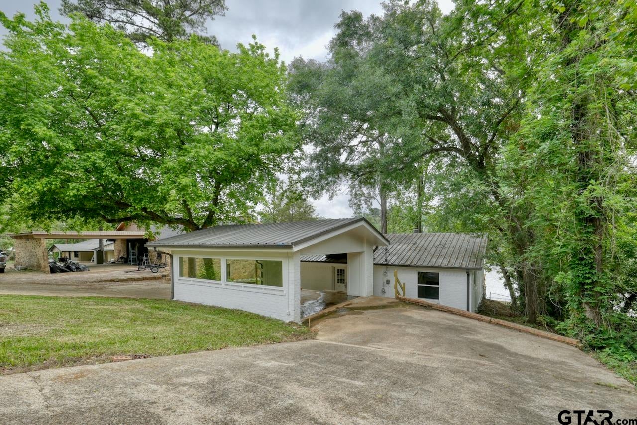 1221 Chateau Ln