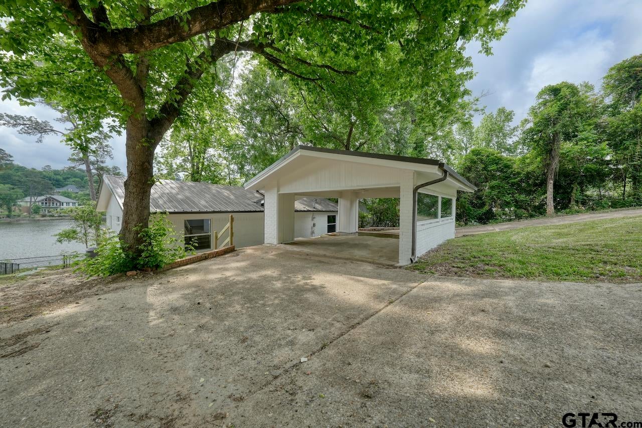 1221 Chateau Ln