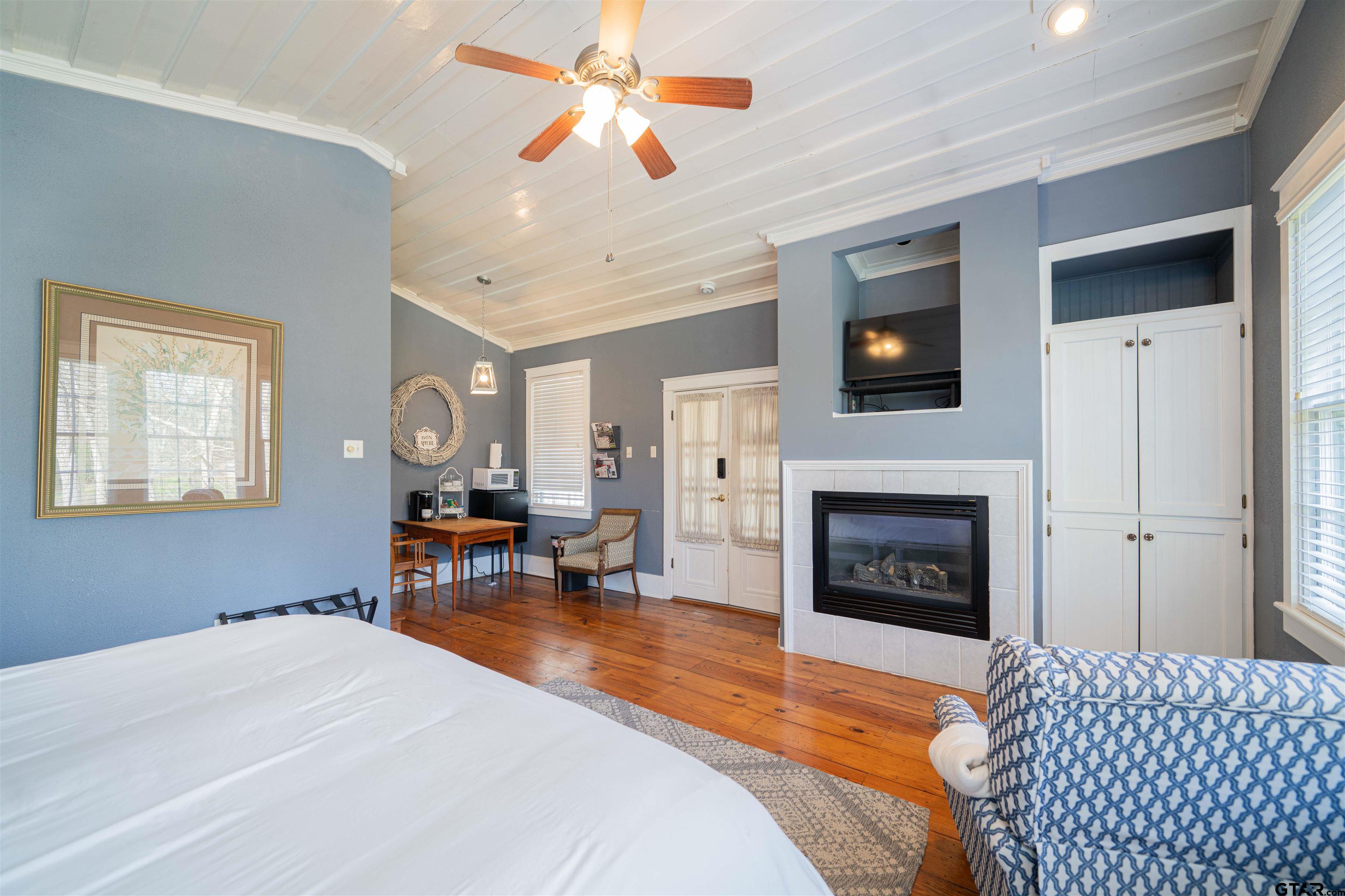 408 Houston St