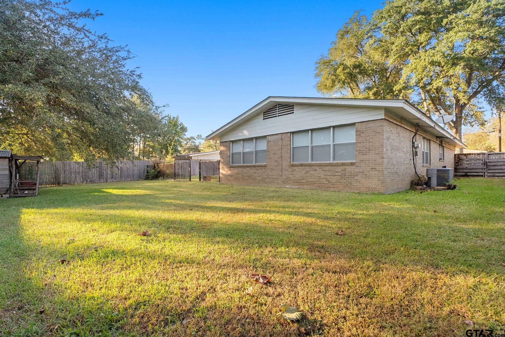 1505 Glenrose