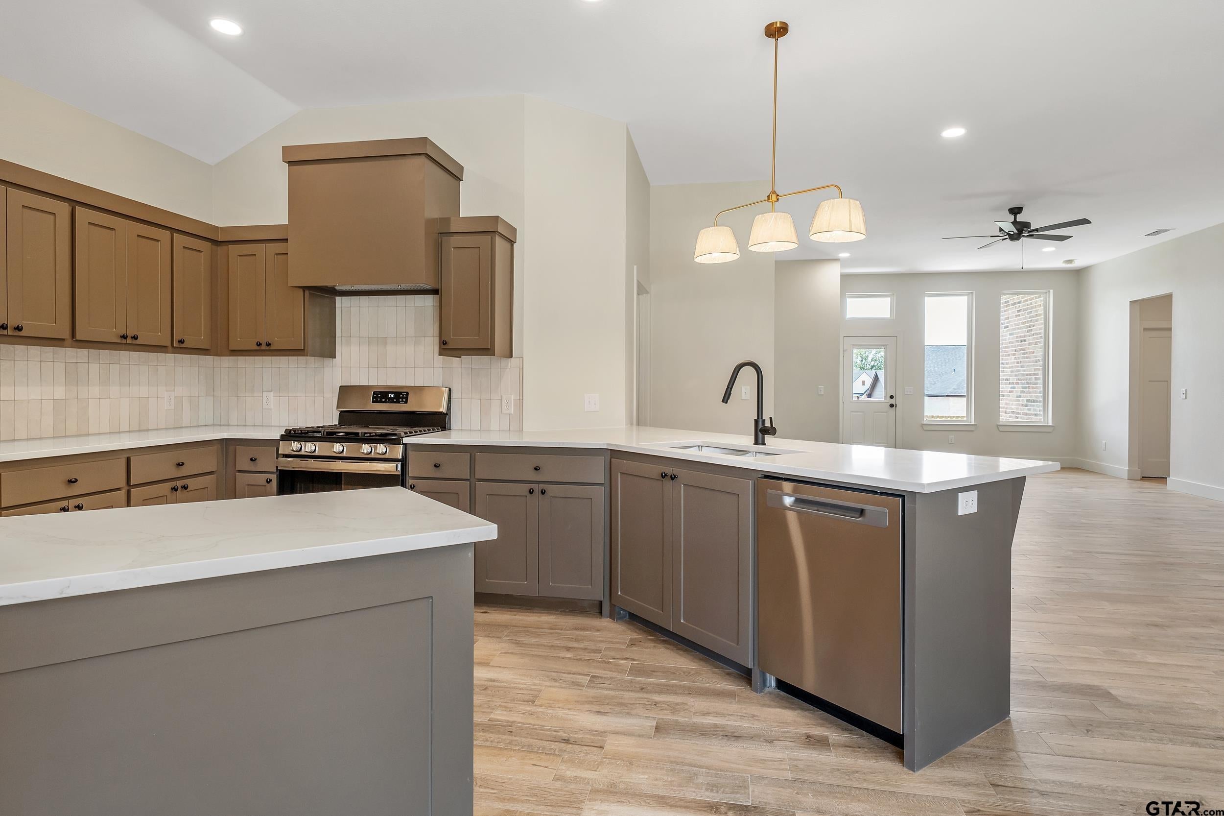 16637 Crossing Circle
