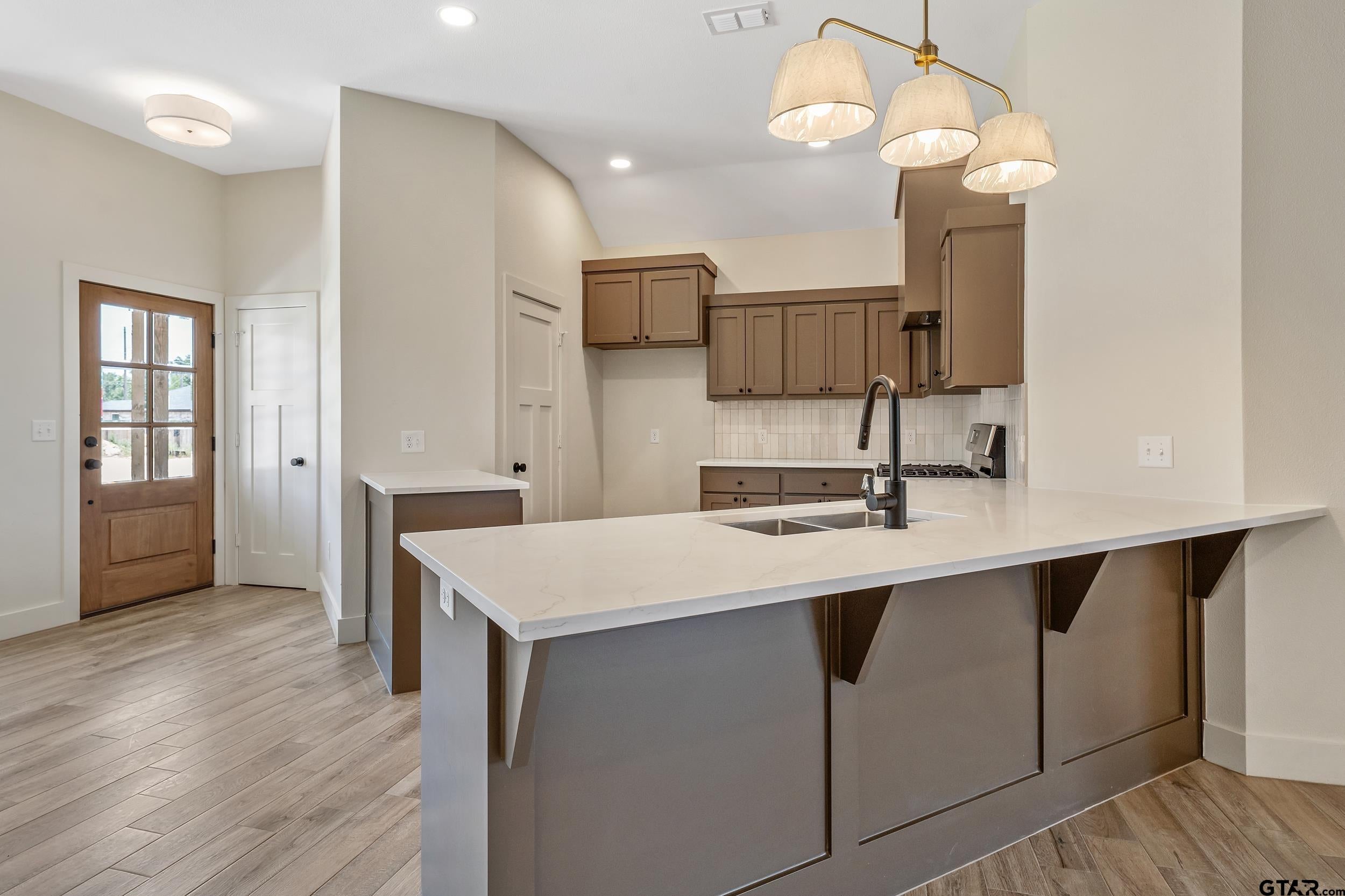 16637 Crossing Circle