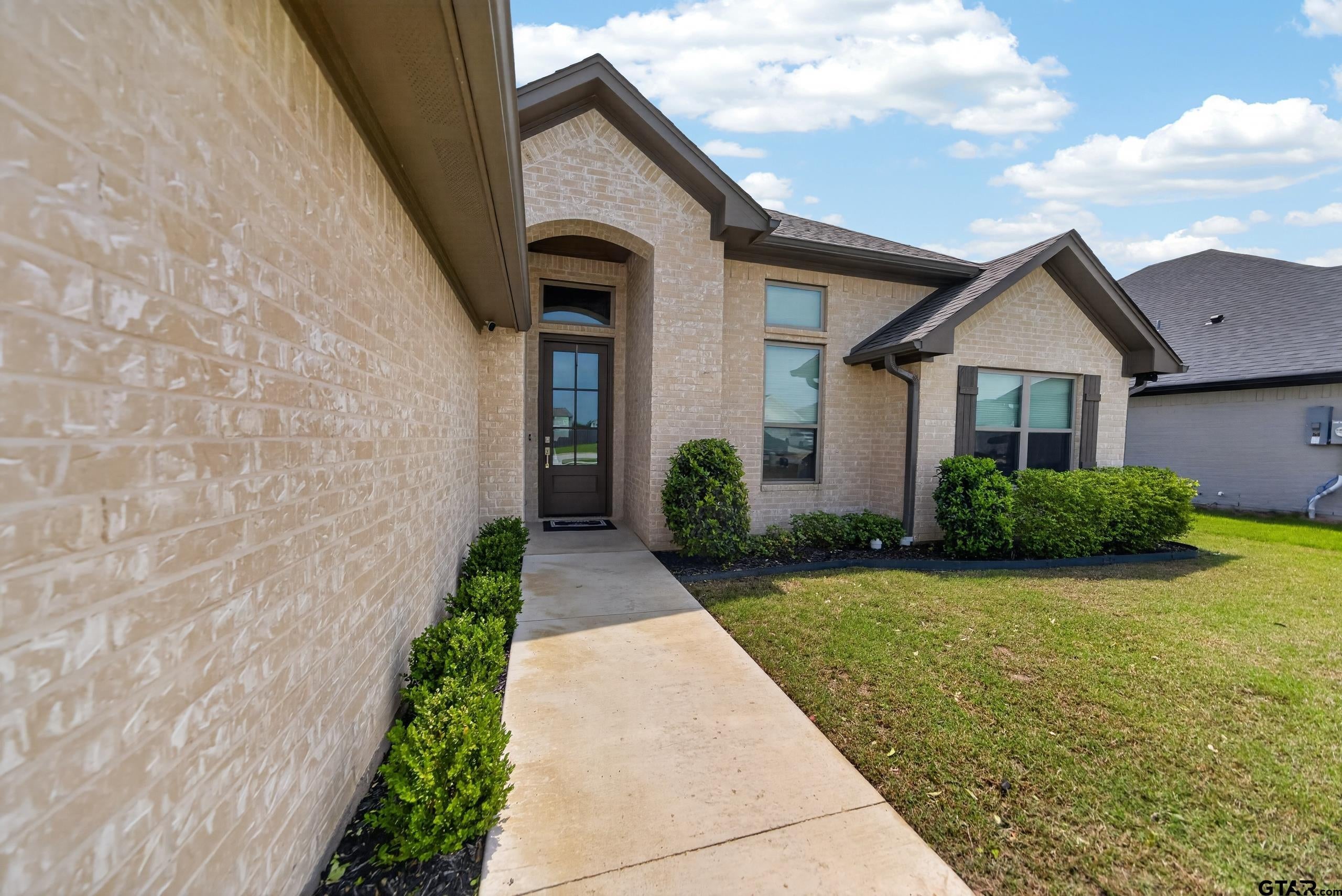 412 Meadows Lane