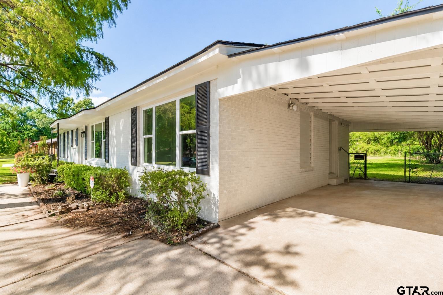 811 S Blackwell