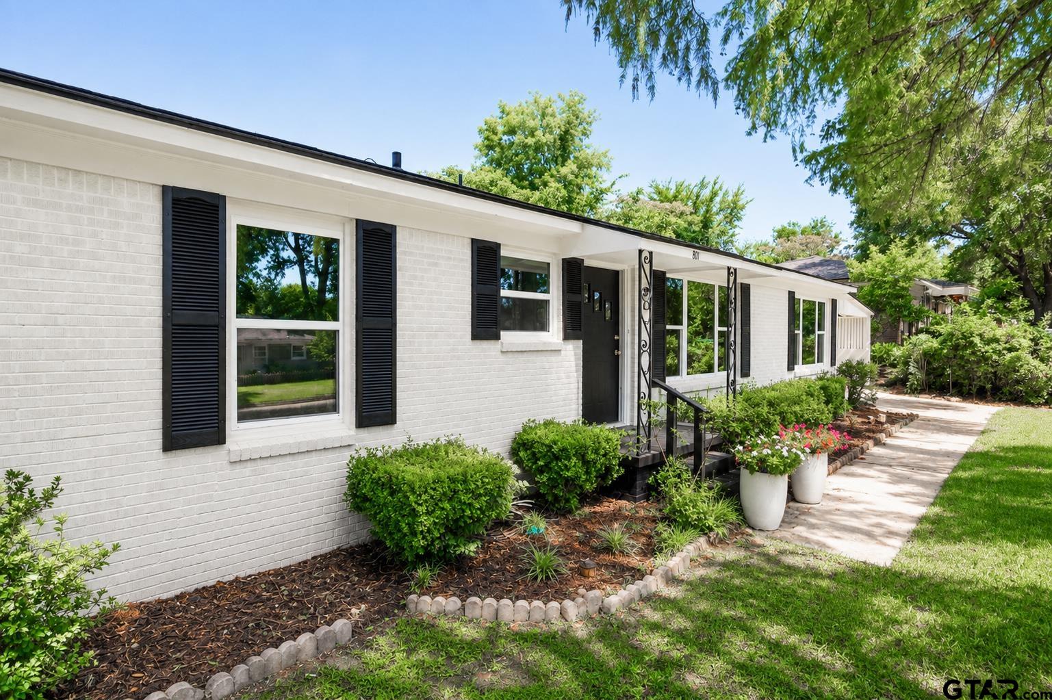 811 S Blackwell