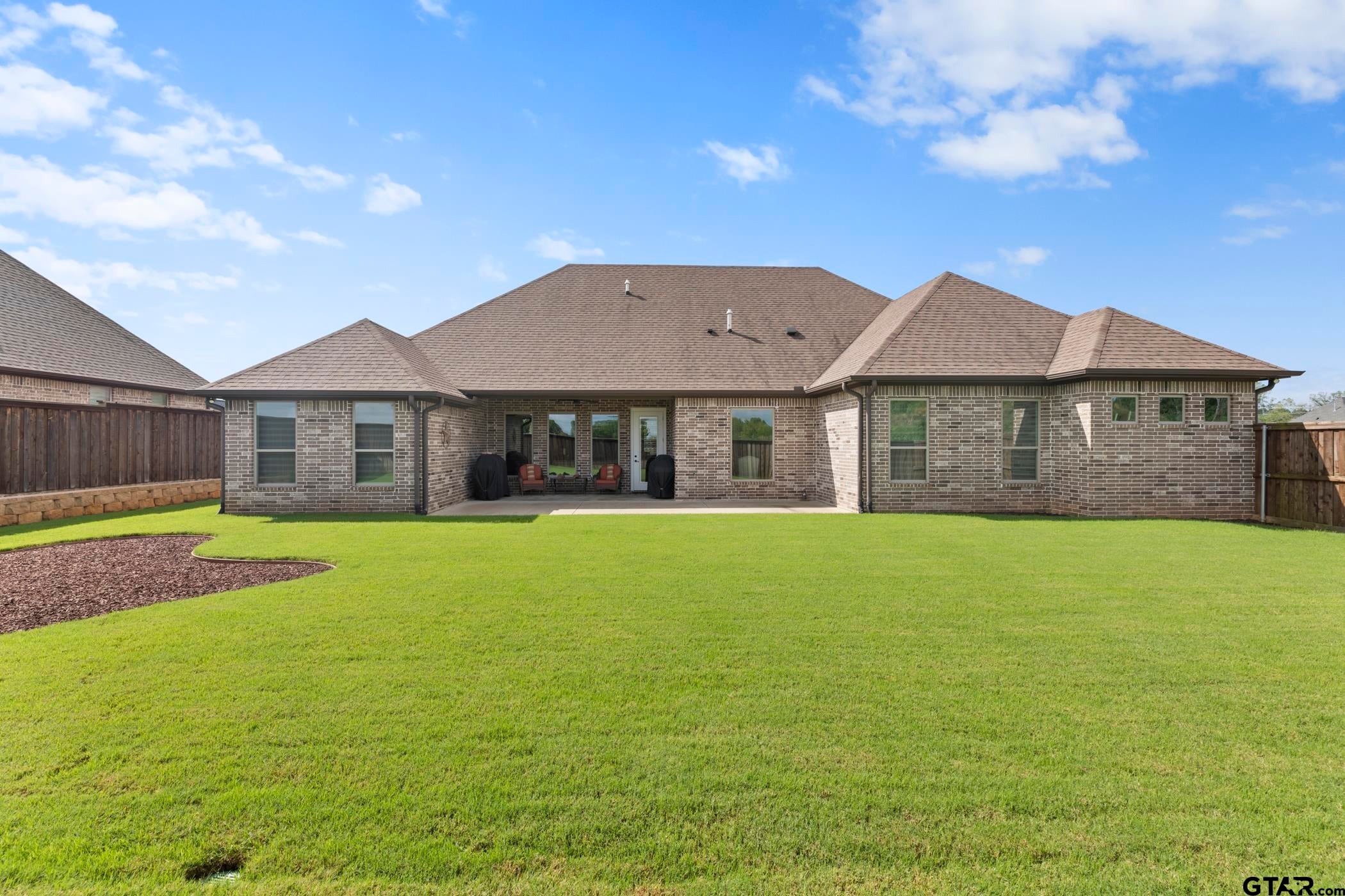 121 HERITAGE WAY