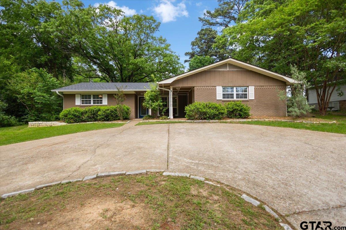 1327 Bridle Path