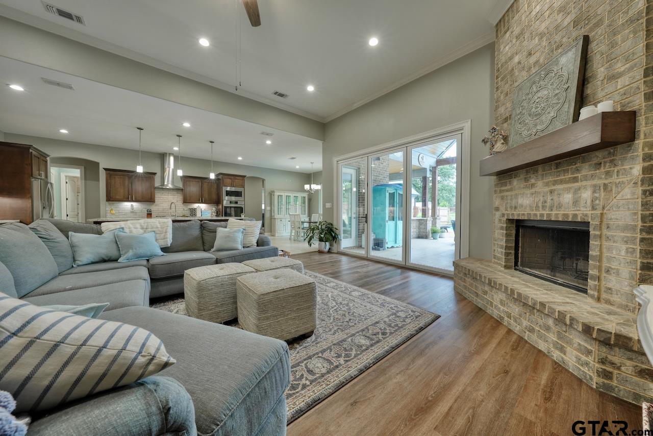 4999 Lago Vista Drive