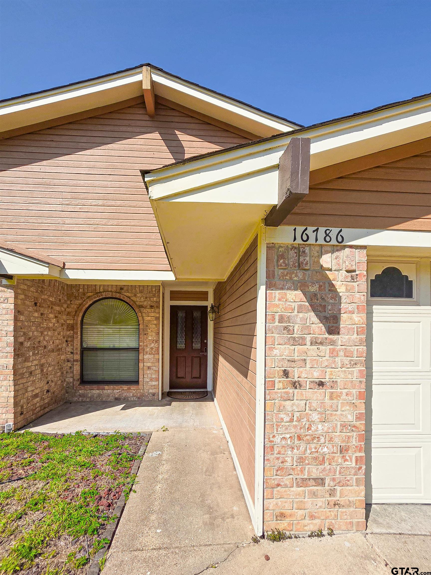 16786 Shadyridge