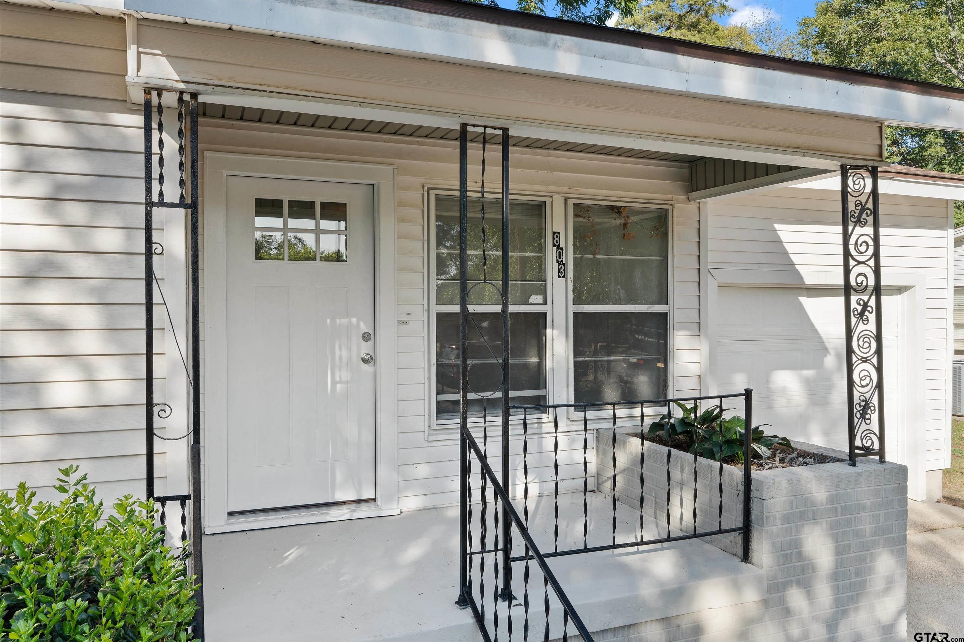 803 Parkview