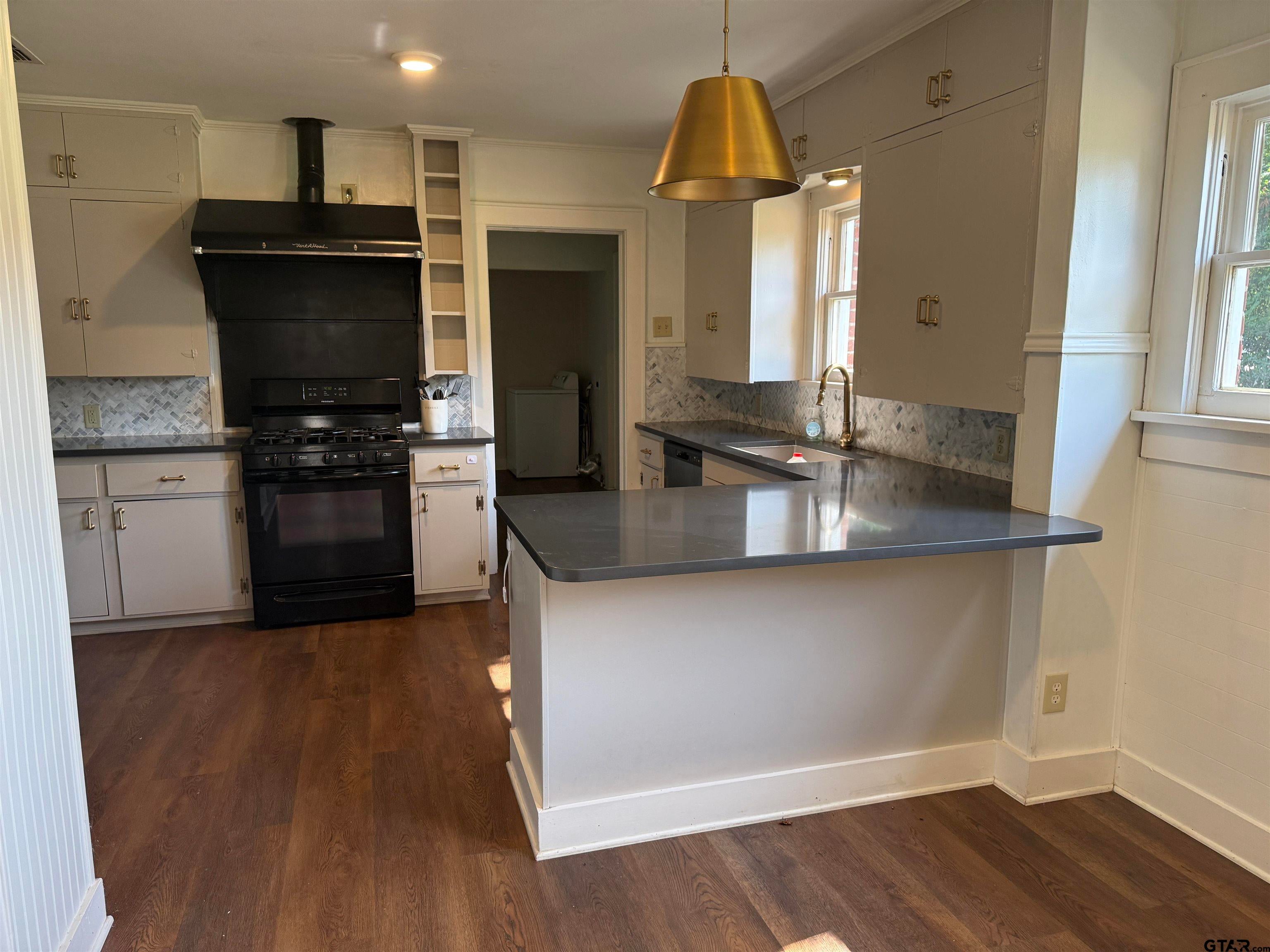 606 W Dobbs