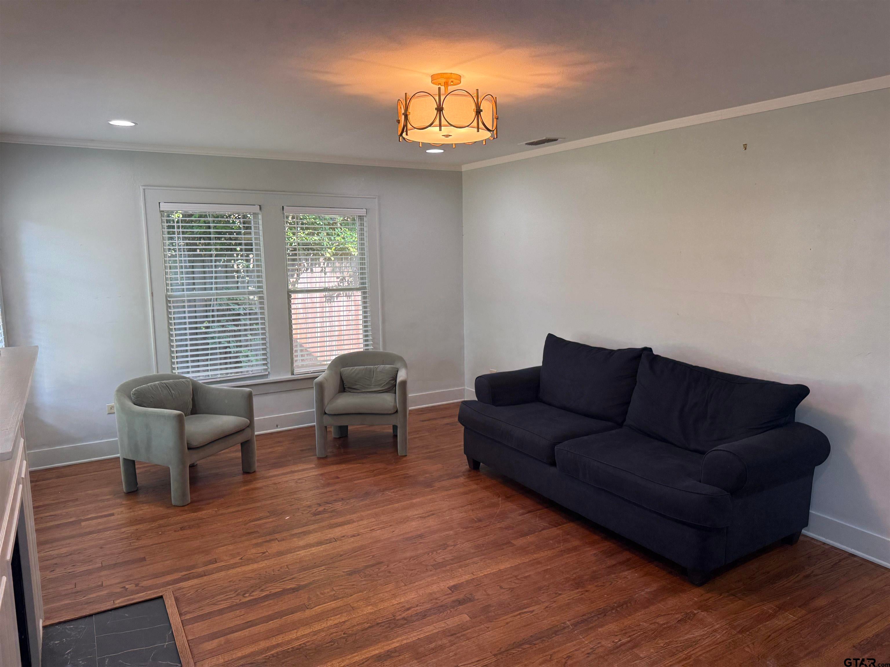 606 W Dobbs