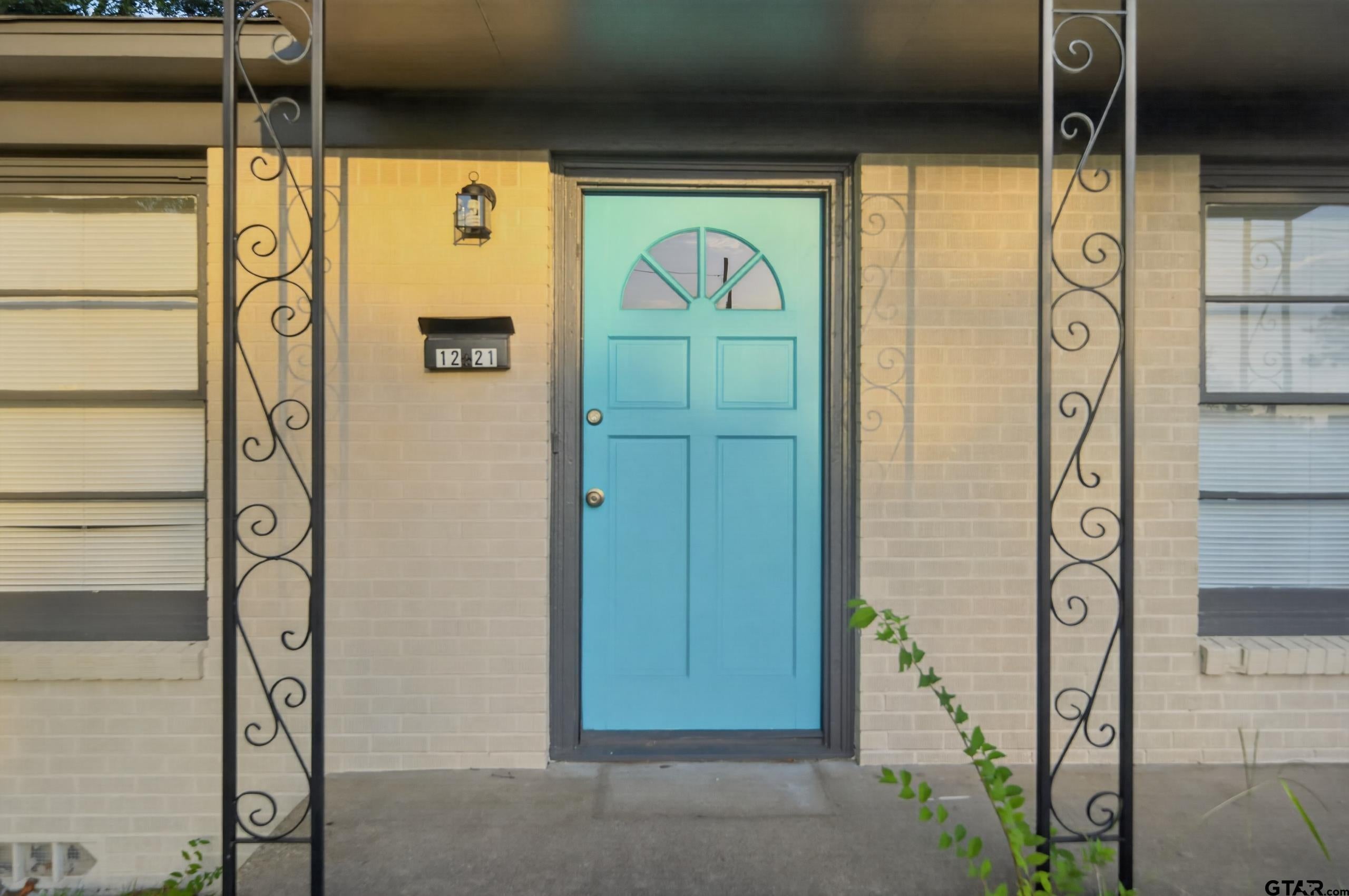 1221 S Tipton