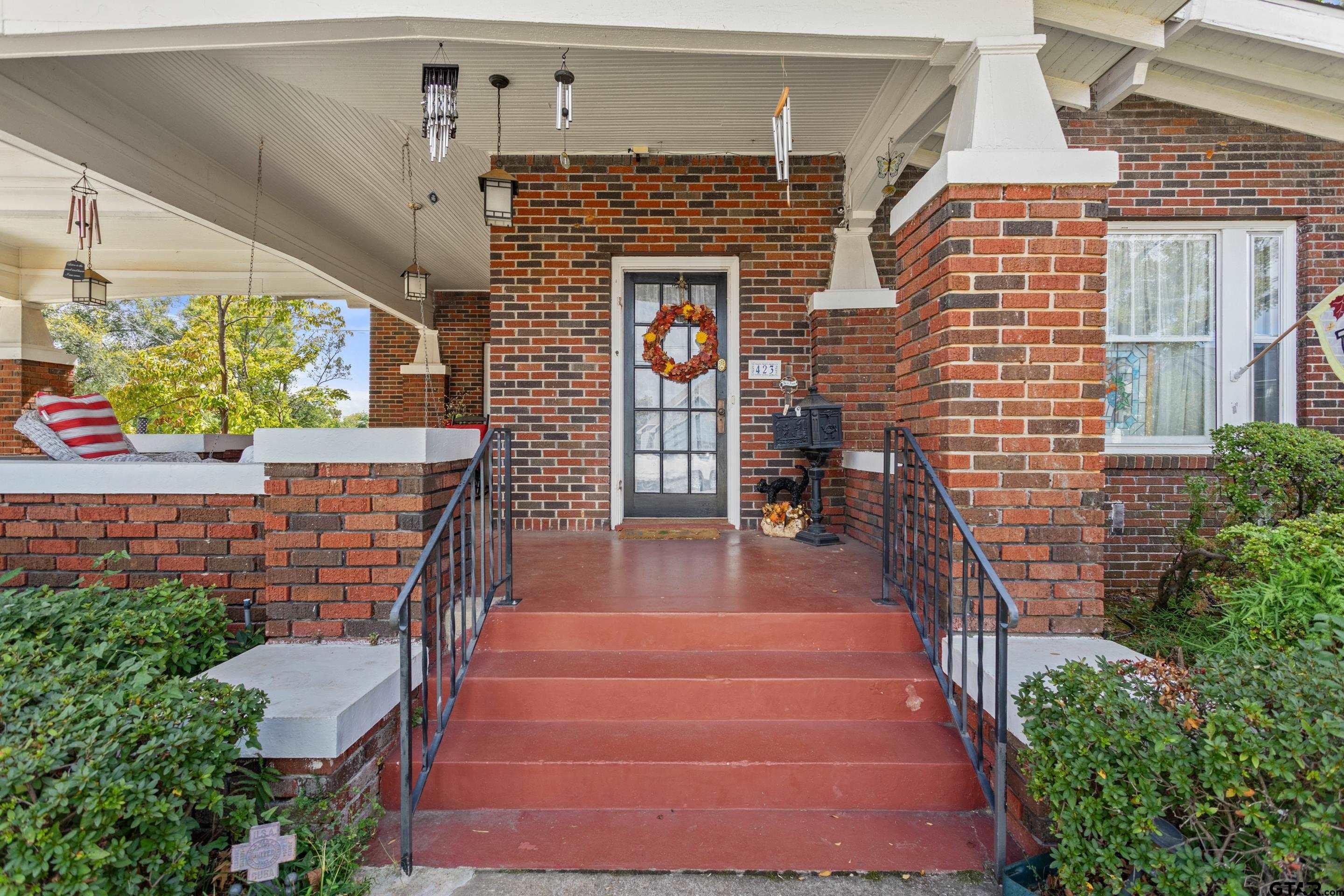 423 E Charnwood