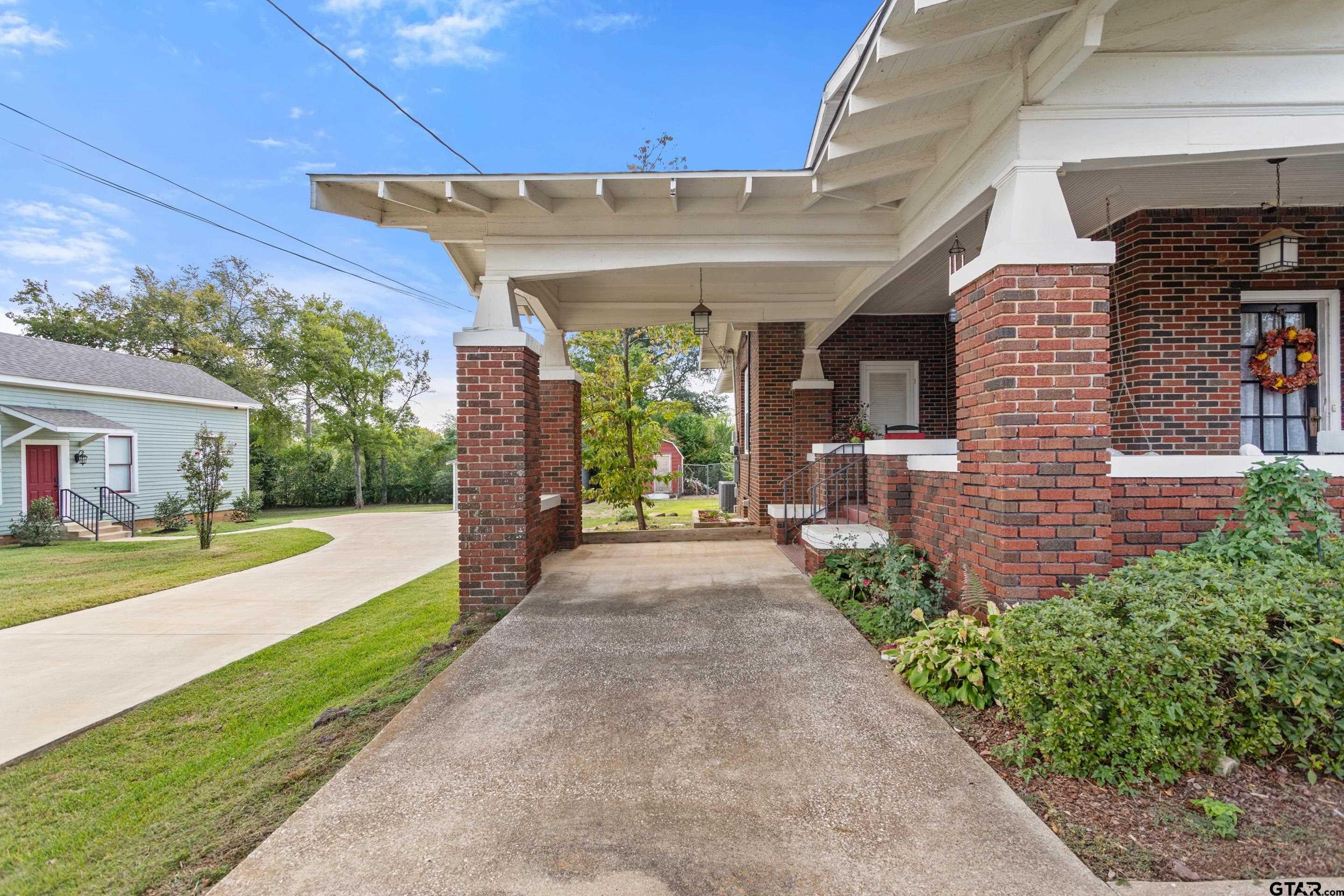 423 E Charnwood